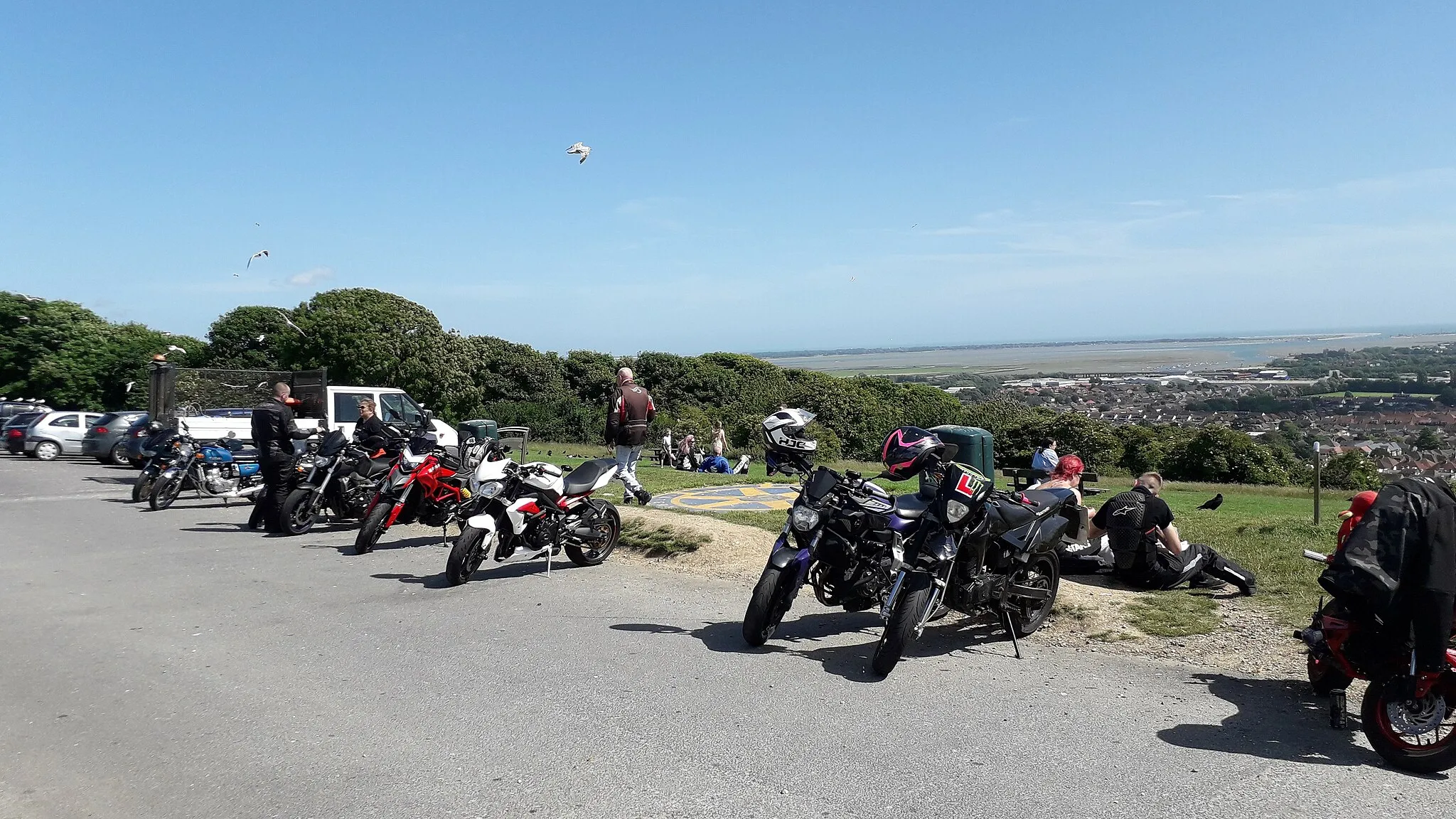 Photo showing: Bikers area, Portsdown Hill viewpoint.  The parking area just opposite Mick(On-the-Hill)'s Monster Burgers take away is quite narrow but suitable for motorcycles and thus often a place where motorcyclist's (bikers) congregate. This image shows the same place without bikes.