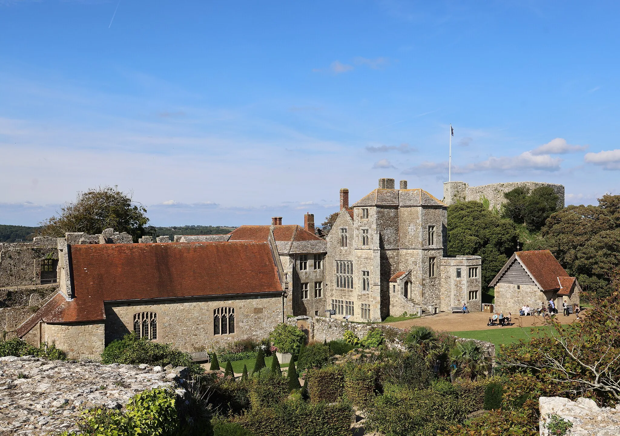 Photo showing: Photo of the buildings inside Carisbrooke castle