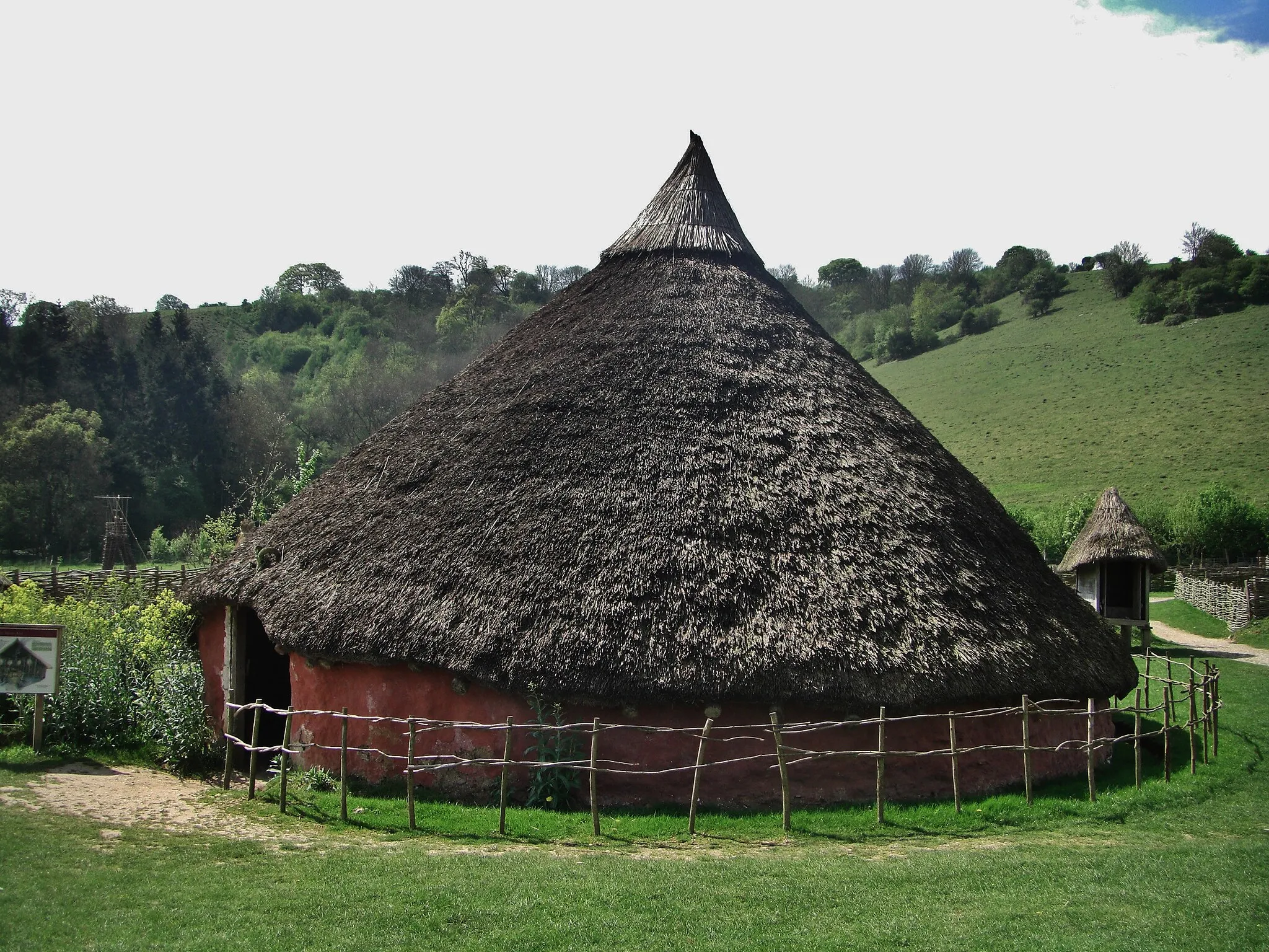 Photo showing: The Moel y Gerddi roundhouse at Butser Ancient Farm.
