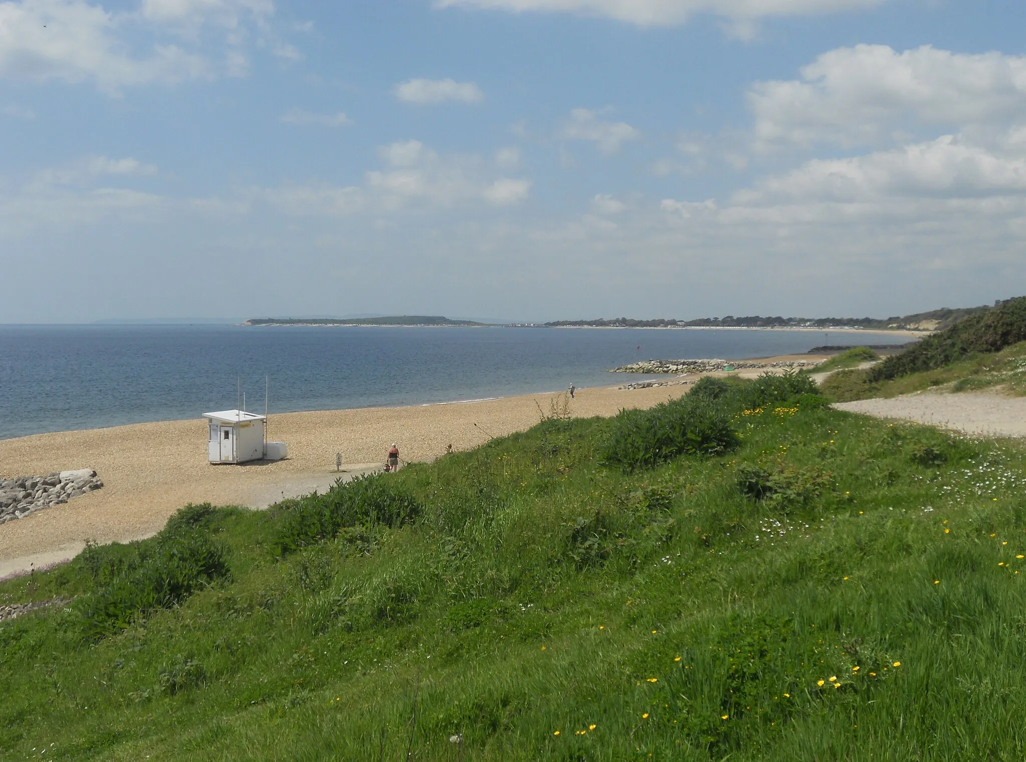 Photo showing: Beach at Highcliffe, Dorset, England. View towards Hengistbury Head.