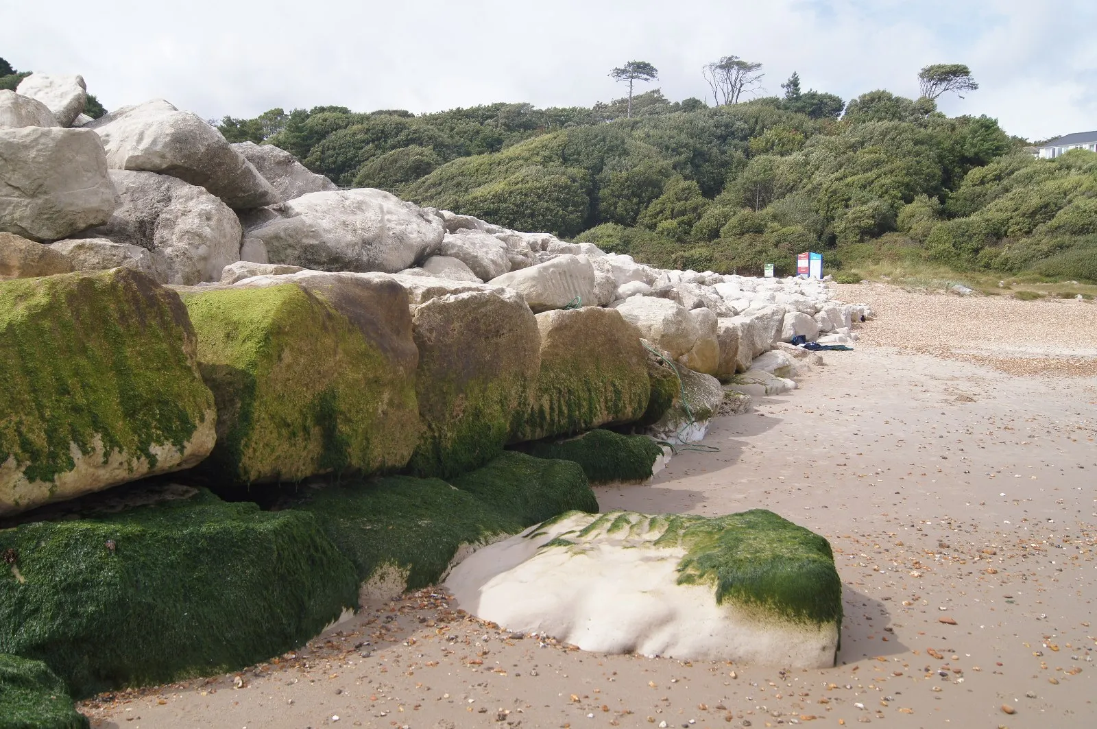 Photo showing: Breakwater at Highcliffe