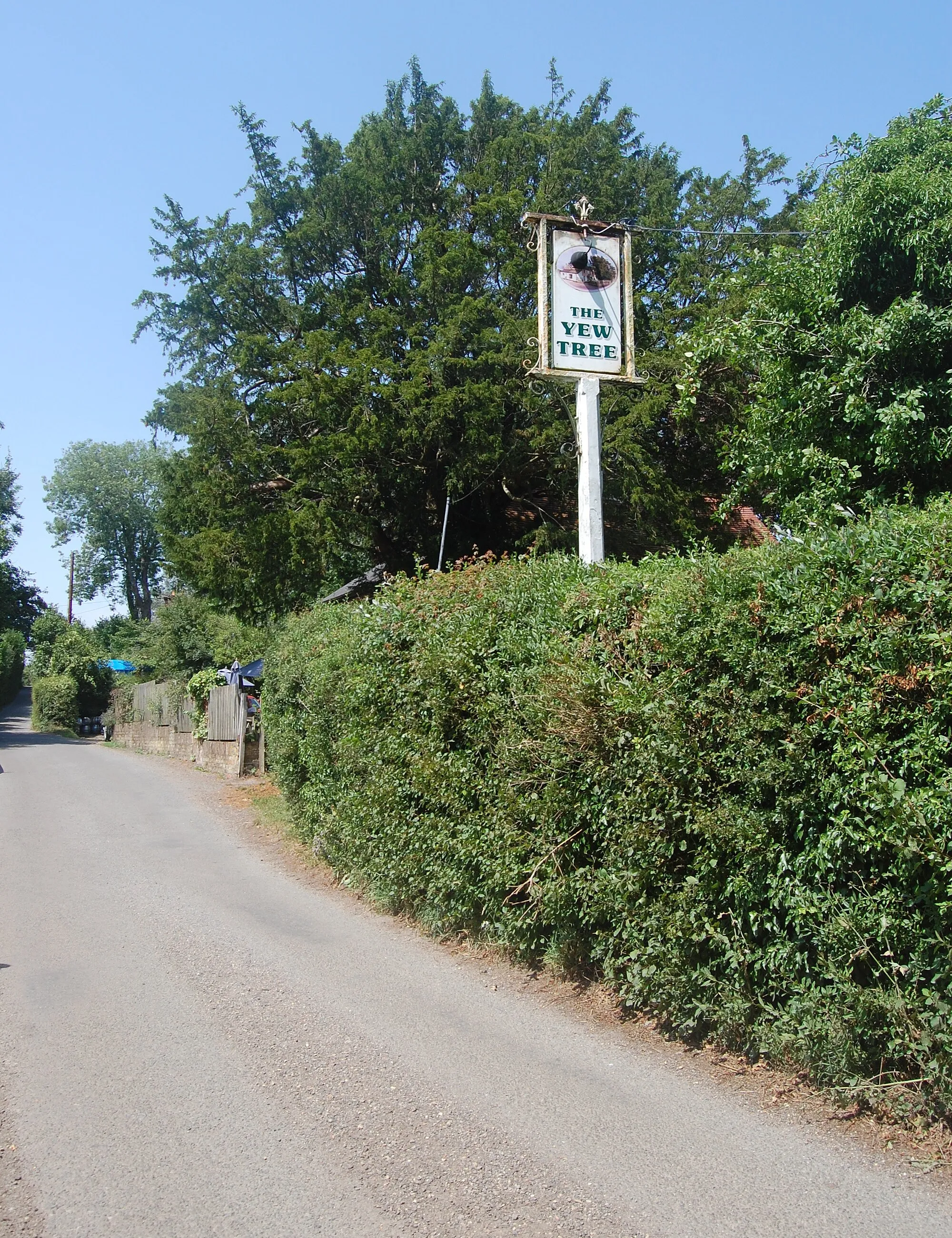 Photo showing: Yew Tree pub, Lower Wield, Hampshire, England.