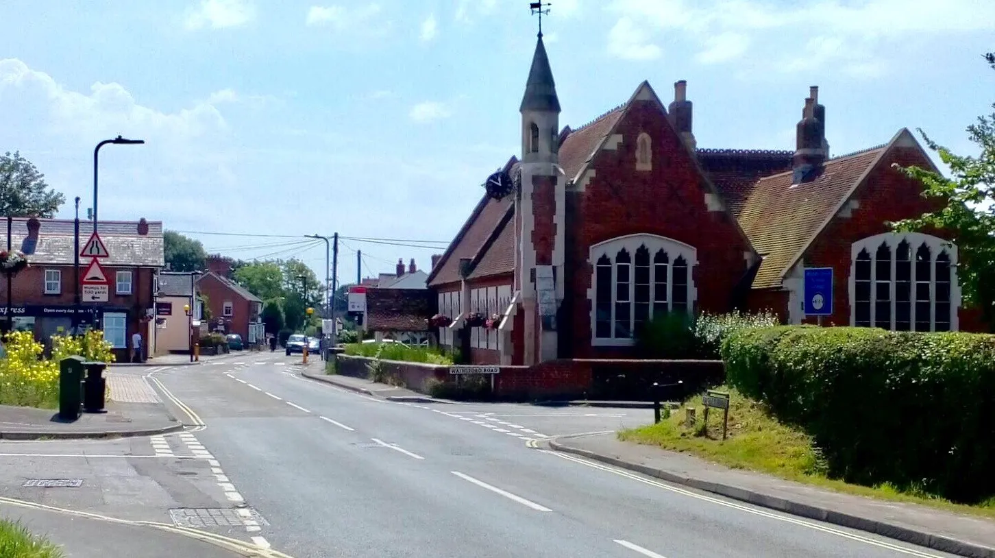 Photo showing: This is a picture of the Old junior School in Pennington, Hampshire. Ramley Road/South Street runs down the centre of the photo into the distance. The Tesco Express is shown on the left. The hedge on the right is the border of the grounds of St Marks Church.