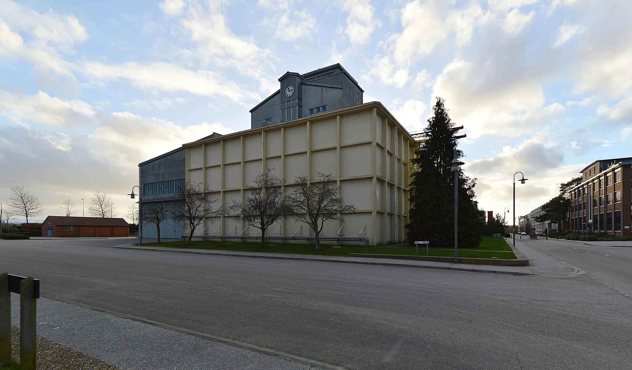 Photo showing: Building Q121, a historic wind tunnel on the former Royal Aircraft Establishment site, Farnborough. To the left of the windtunnel Building Q120 can be seen, a seaplane testing tank.