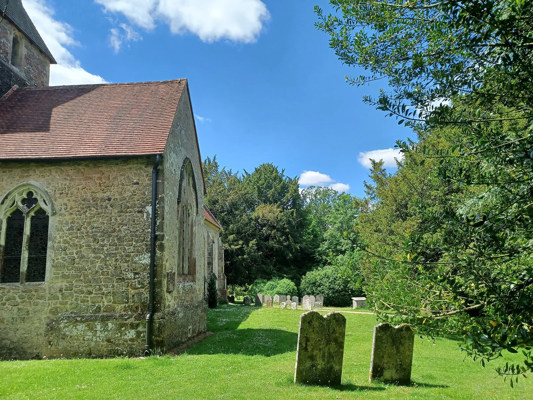 Photo showing: Churchyard of the church of St. Mary the Virgin Church, Bramshott, Hampshire, England.