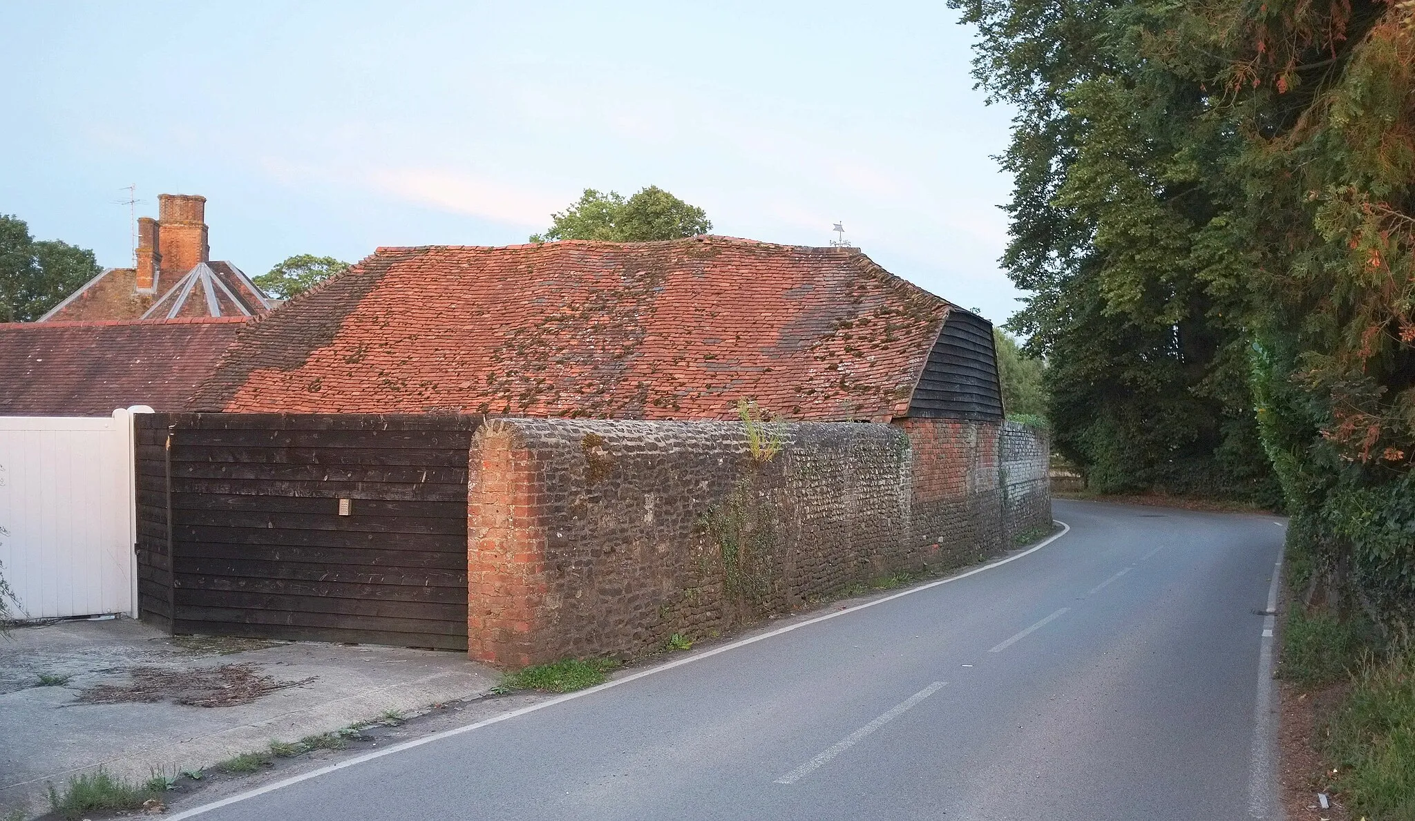 Photo showing: Barn, Tilford