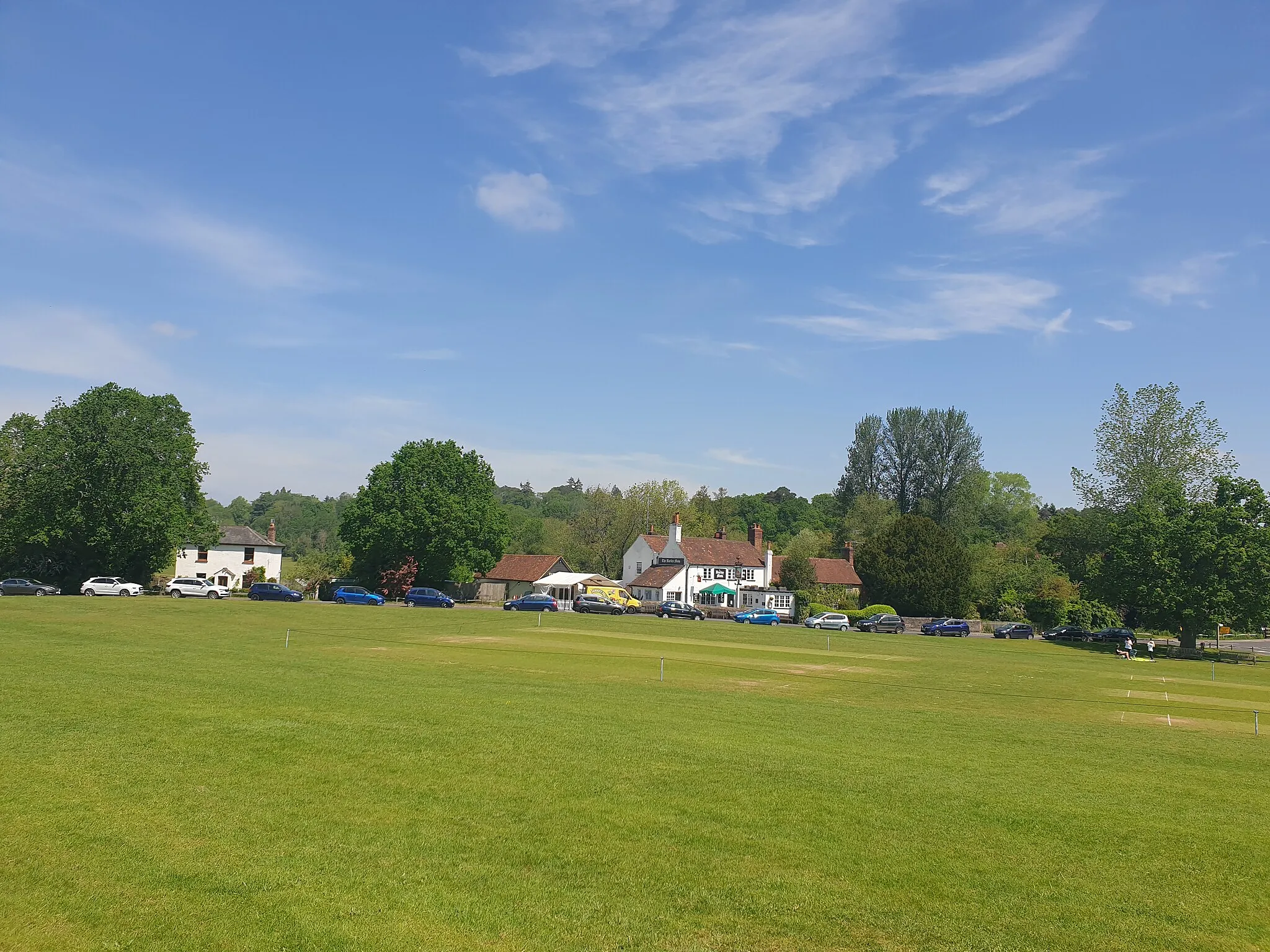 Photo showing: Barley Mow pub in Tilford, Surrey, UK