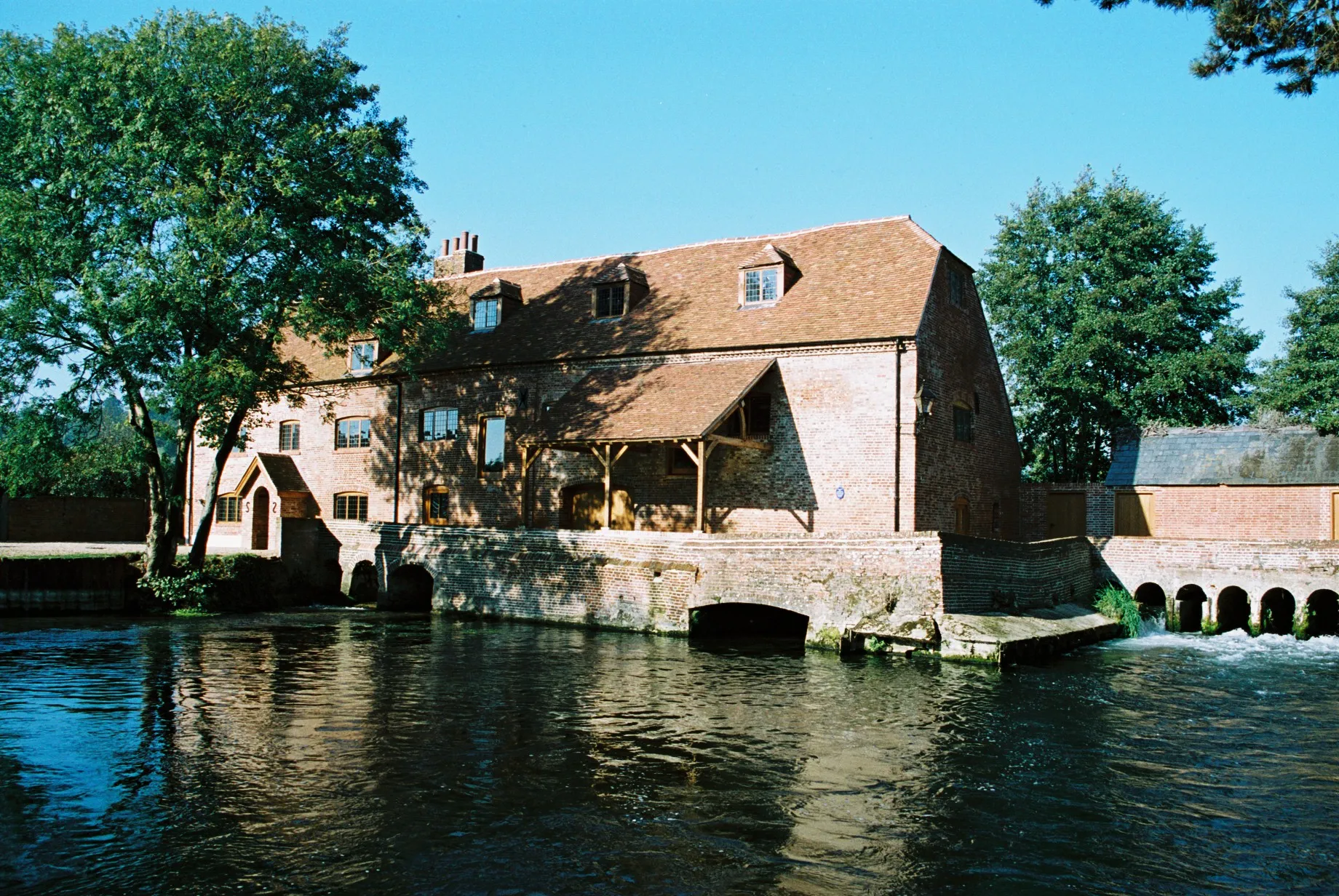 Photo showing: Sadler's Mill, Romsey, Hampshire, England
South East Elevation
Autumn 2005

Source: Anthony de Sigley