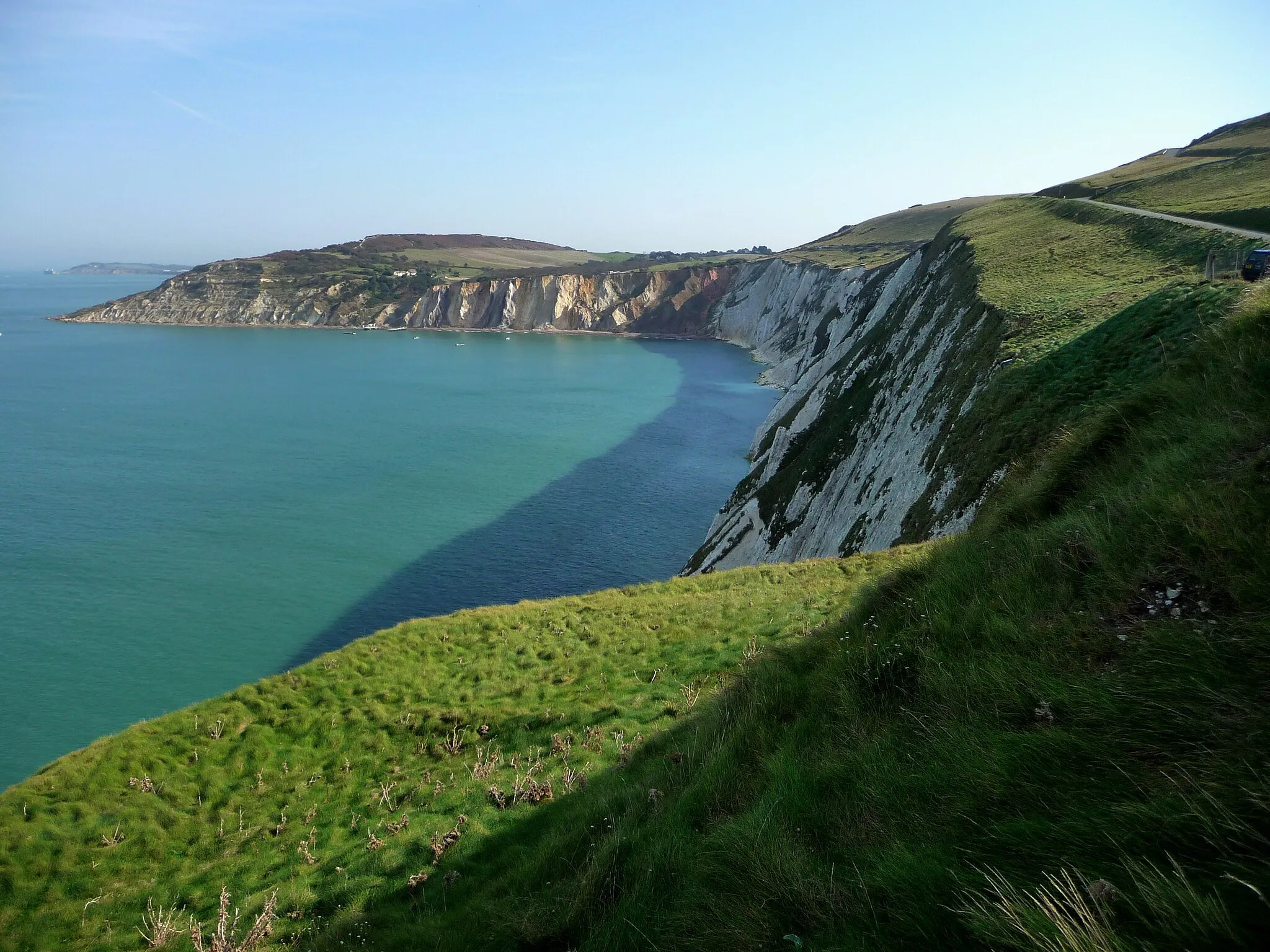 Photo showing: Alum Bay and the white cliffs of West High Down