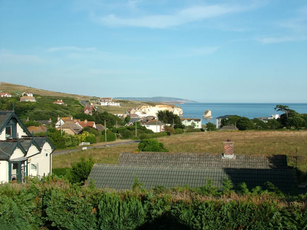 Photo showing: Dimbola Lodge overlooking Freshwater Bay, 2006
Photographer: D P Orman