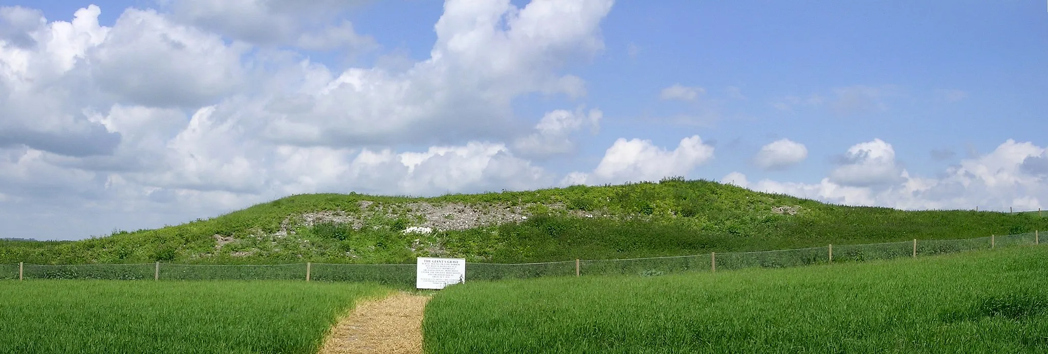 Photo showing: Composite photo of the Giant's Grave long barrow, between Whitsbury and Breamore in Hampshire, U.K.