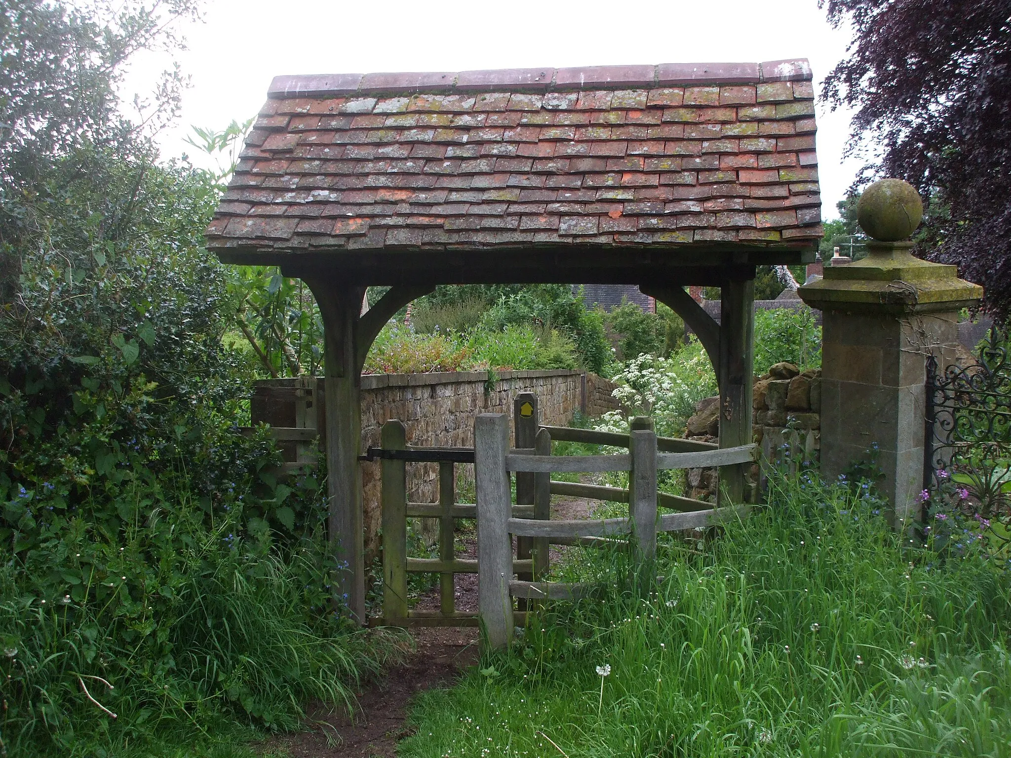 Photo showing: Footpath gate to churchyard, Farnborough