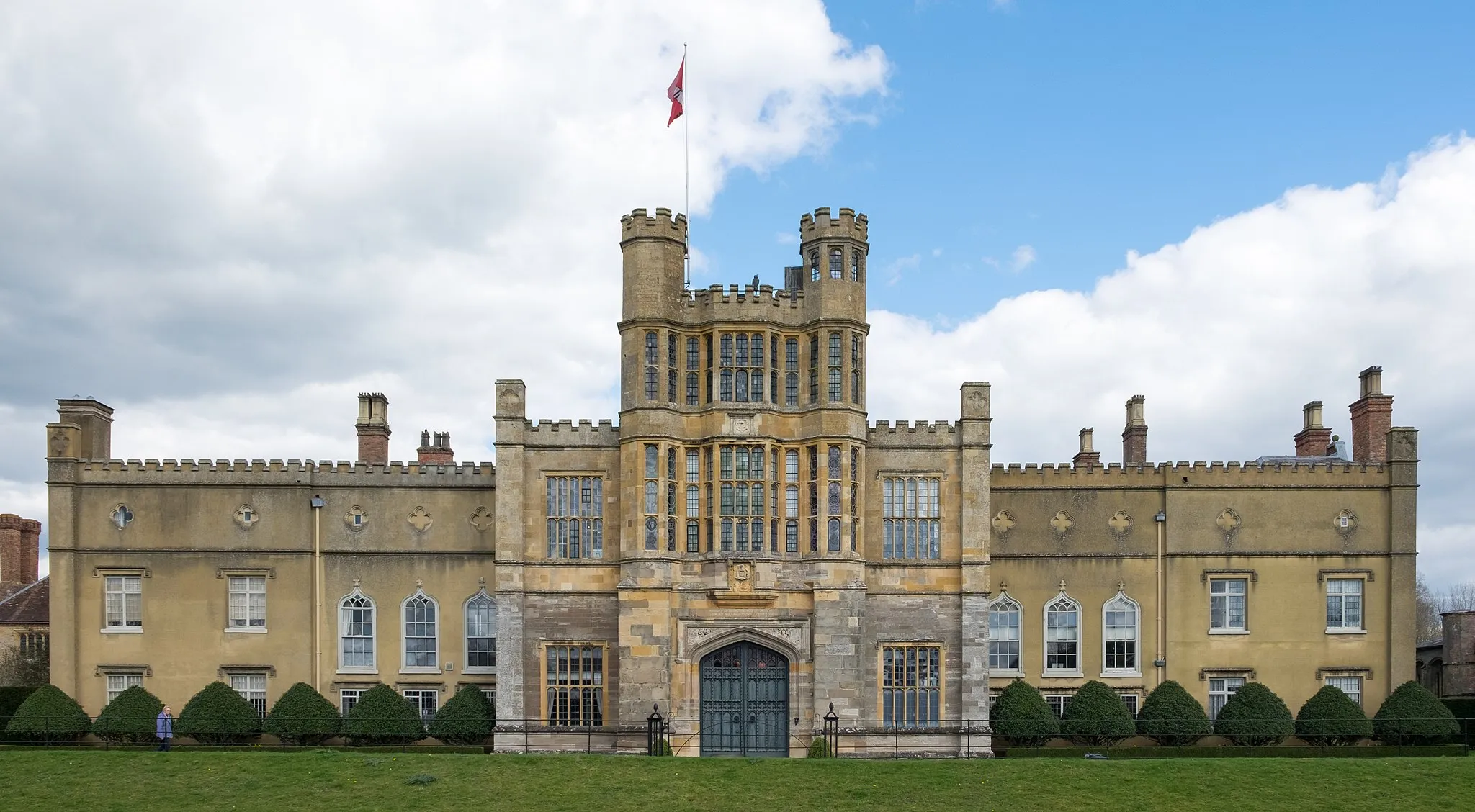 Photo showing: Coughton Court west front
