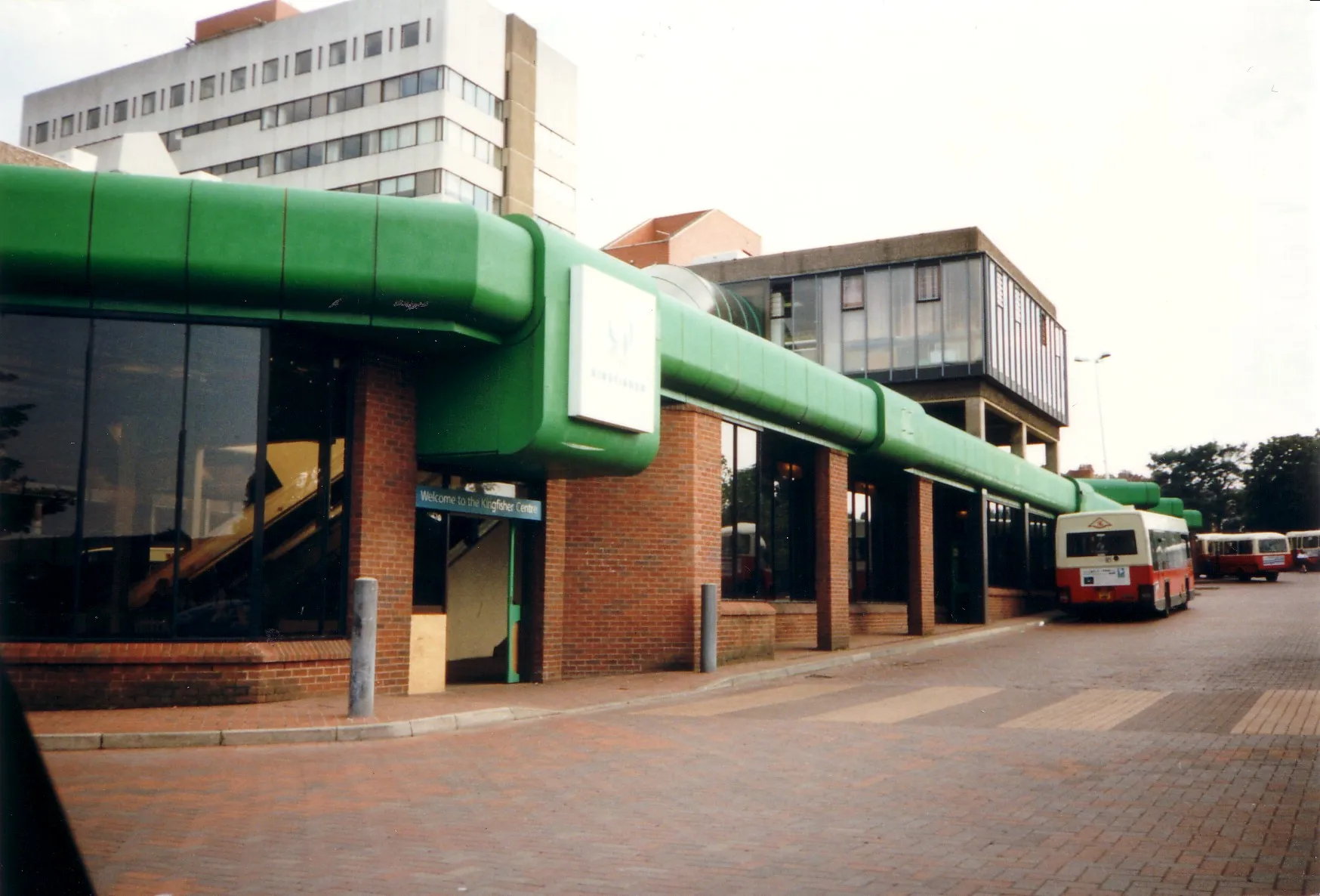 Photo showing: Photo of Redditch Bus station in Redditch, Worcestershire, UK, taken by me circa 1996. This building stands on the site of the original Redditch railway station, on the South side of Bromsgrove Road. It was demolished in 2000. Its distinctive green-and-glass look made it something of a local landmark. The famous Redditch postcard picture was taken from a similar angle.