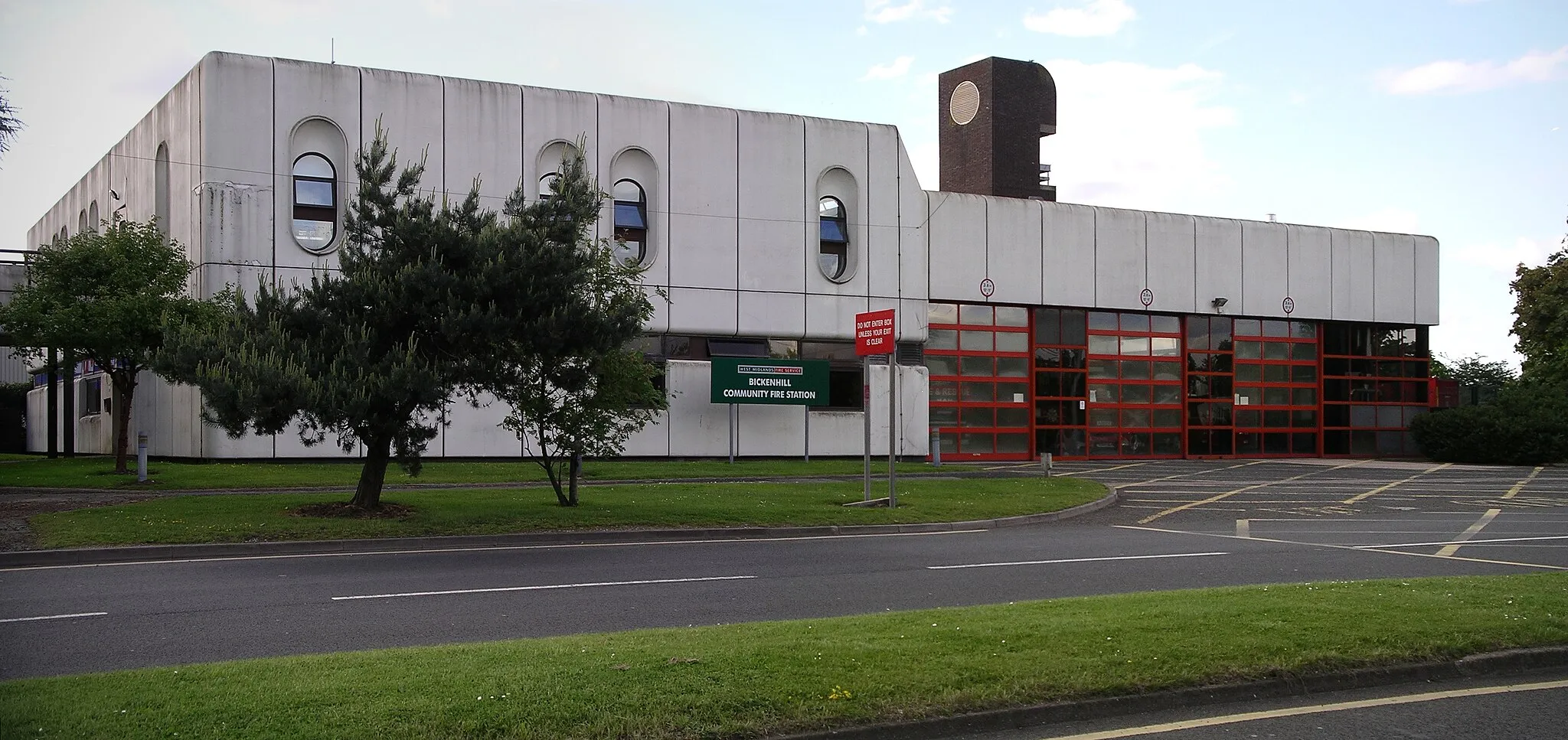 Photo showing: Bickenhill Community Fire Station, West Midlands, England (this image is two photographs stitched).