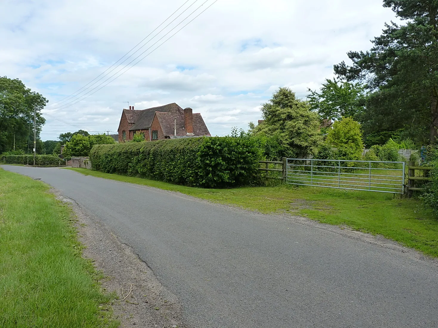 Photo showing: Approaching Elvers Green Farm from the south