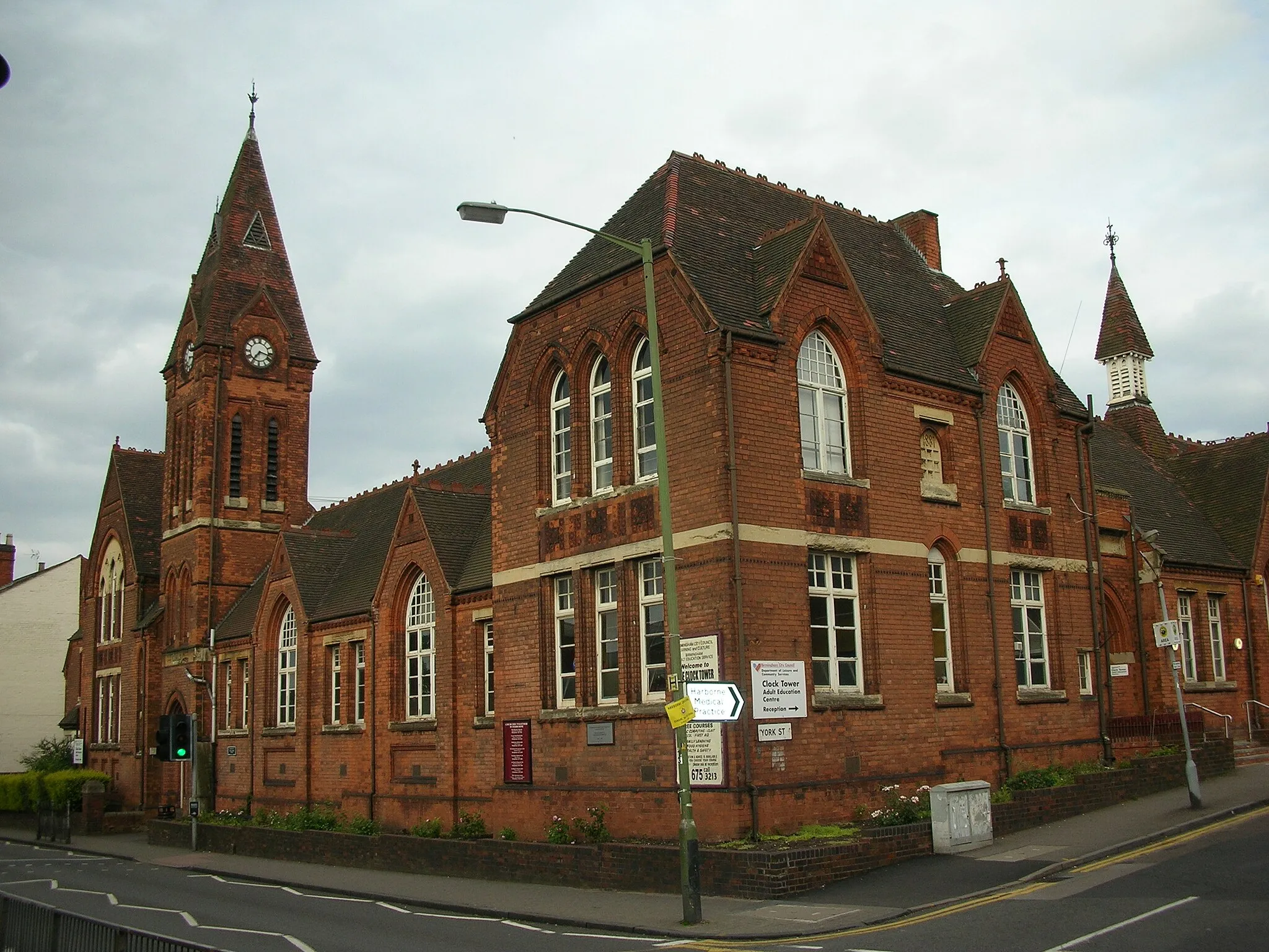 Photo showing: The Clock Tower Community Centre, 106 High Street, Harborne, Birmingham, England. A former Birmingham board school, 1885 by Martin & Chamberlain. Photographed by me. Oosoom