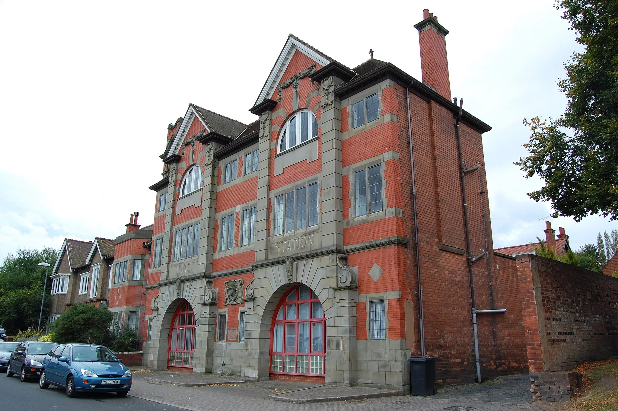 Photo showing: The former City of Birmingham fire station at Harborne, Birmingham, now divided up and converted into private homes.