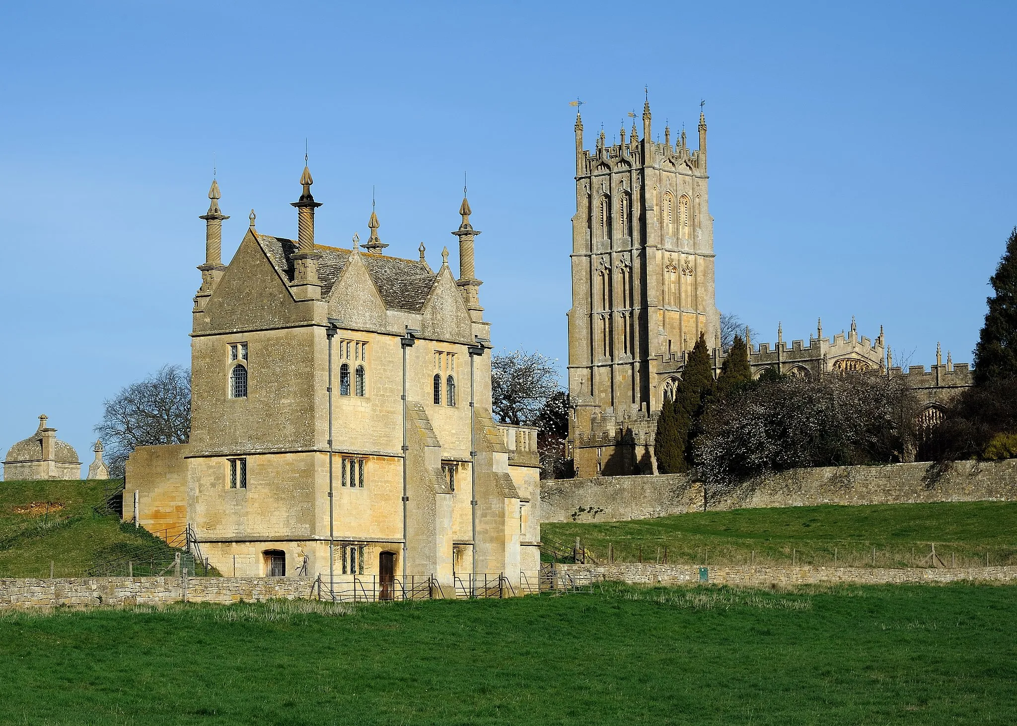 Photo showing: The gate and East Banqueting House of Campden Court and St James's Church in Chipping Campden