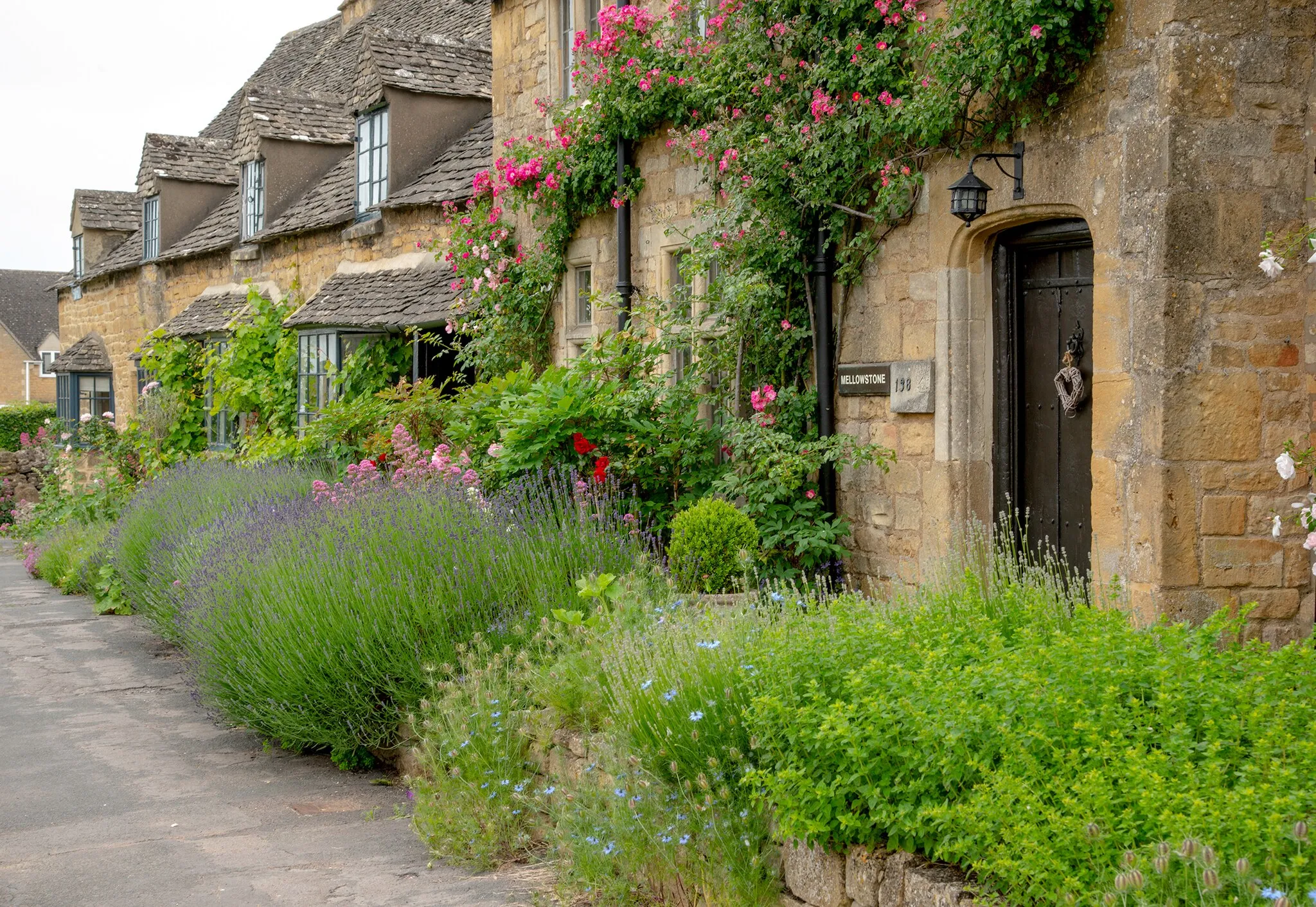 Photo showing: Row houses of Cotswold stone in Broadway