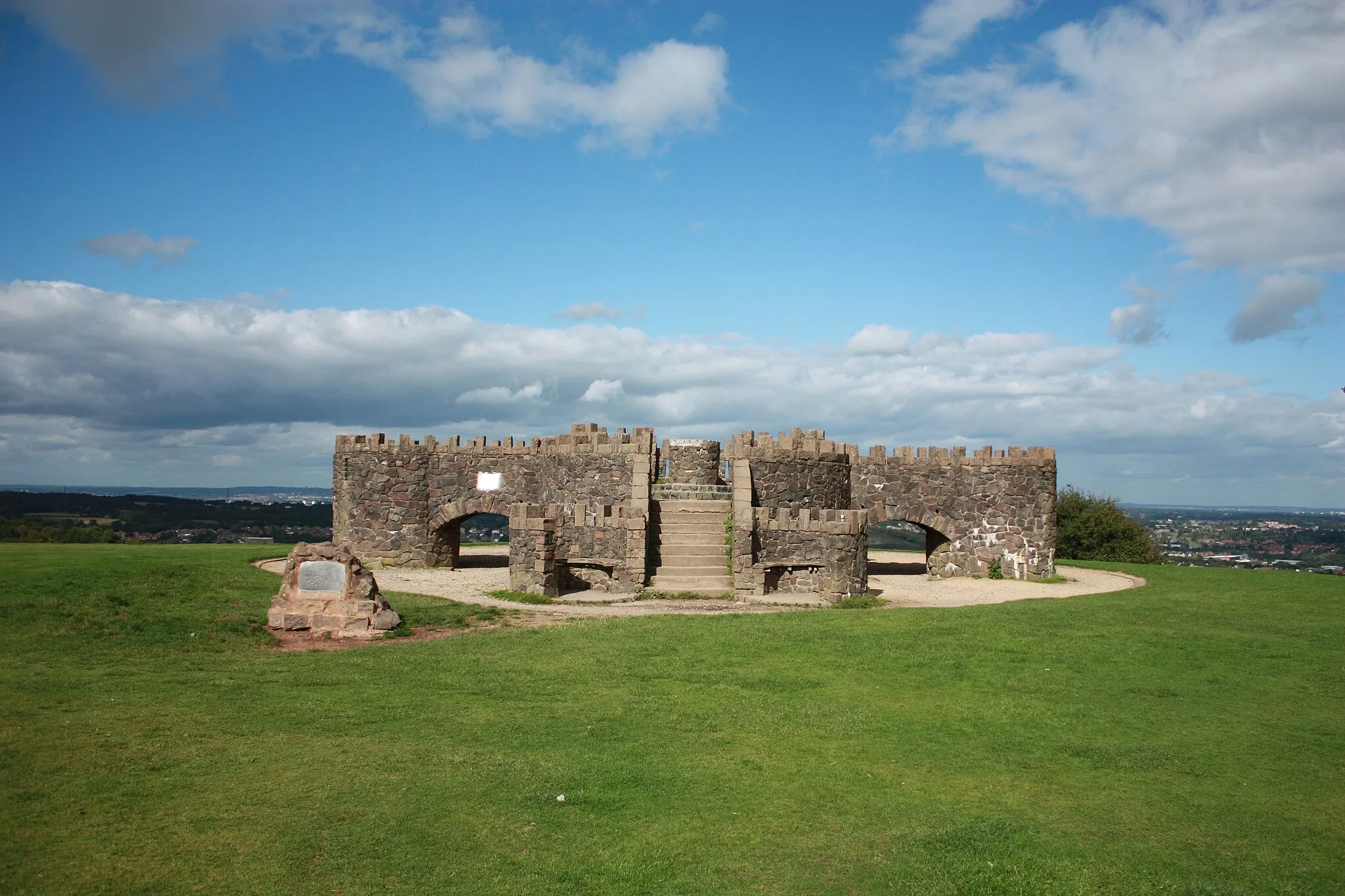 Photo showing: The toposcope on top of Beacon Hill, a constituent hill of the Lickey Hills Country Park. The toposcope has views over the city of Birmingham and surrounding areas