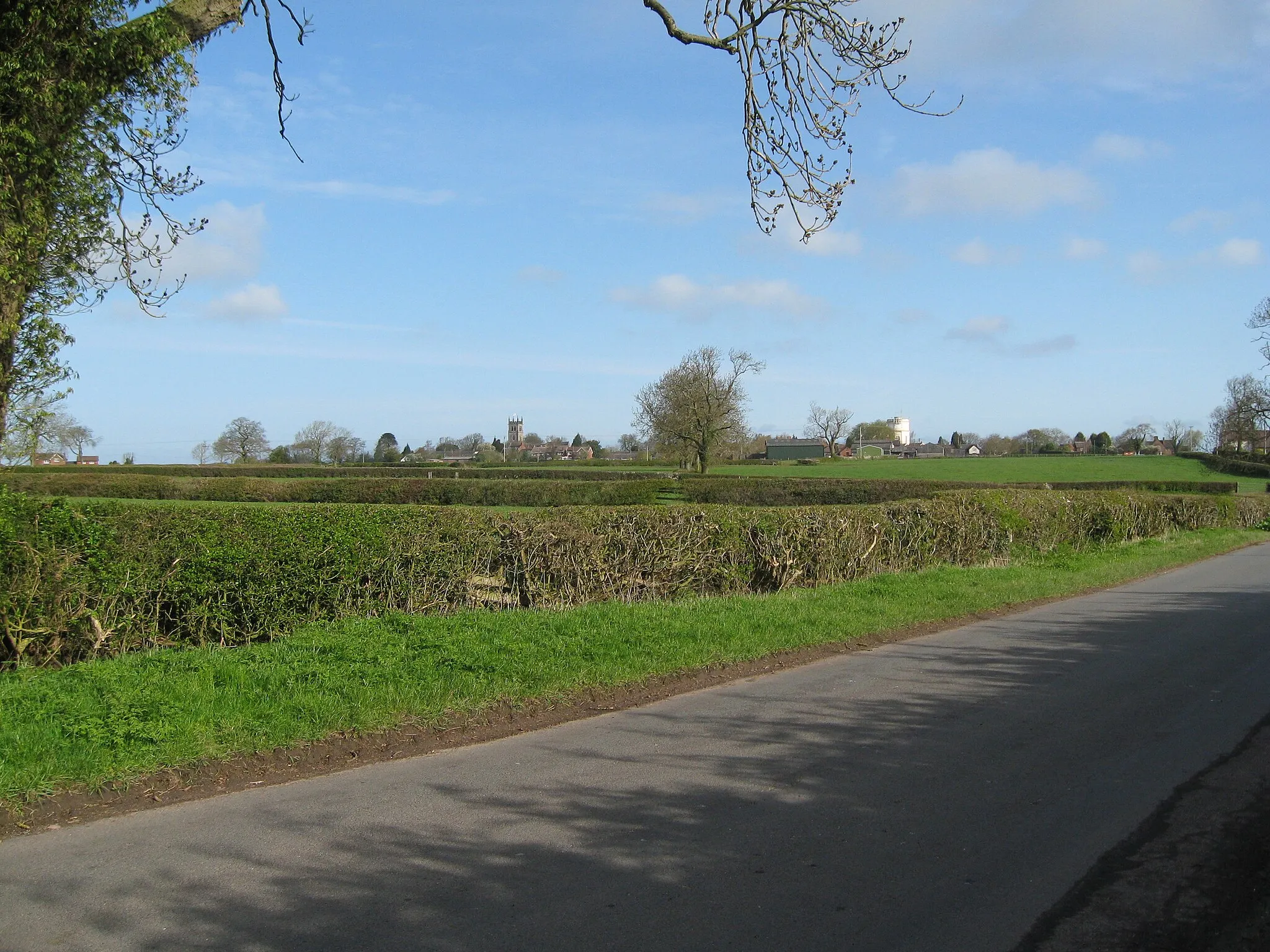 Photo showing: Approaching Hanbury 2 - Staffordshire