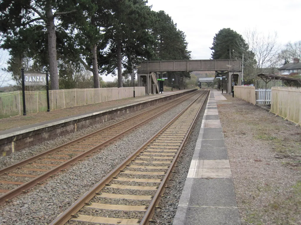 Photo showing: Danzey railway station
Opened in 1908 by the Great Western Railway on the line from Birmingham Snow Hill to Stratford-on-Avon. View south towards Henley-in-Arden and Stratford.