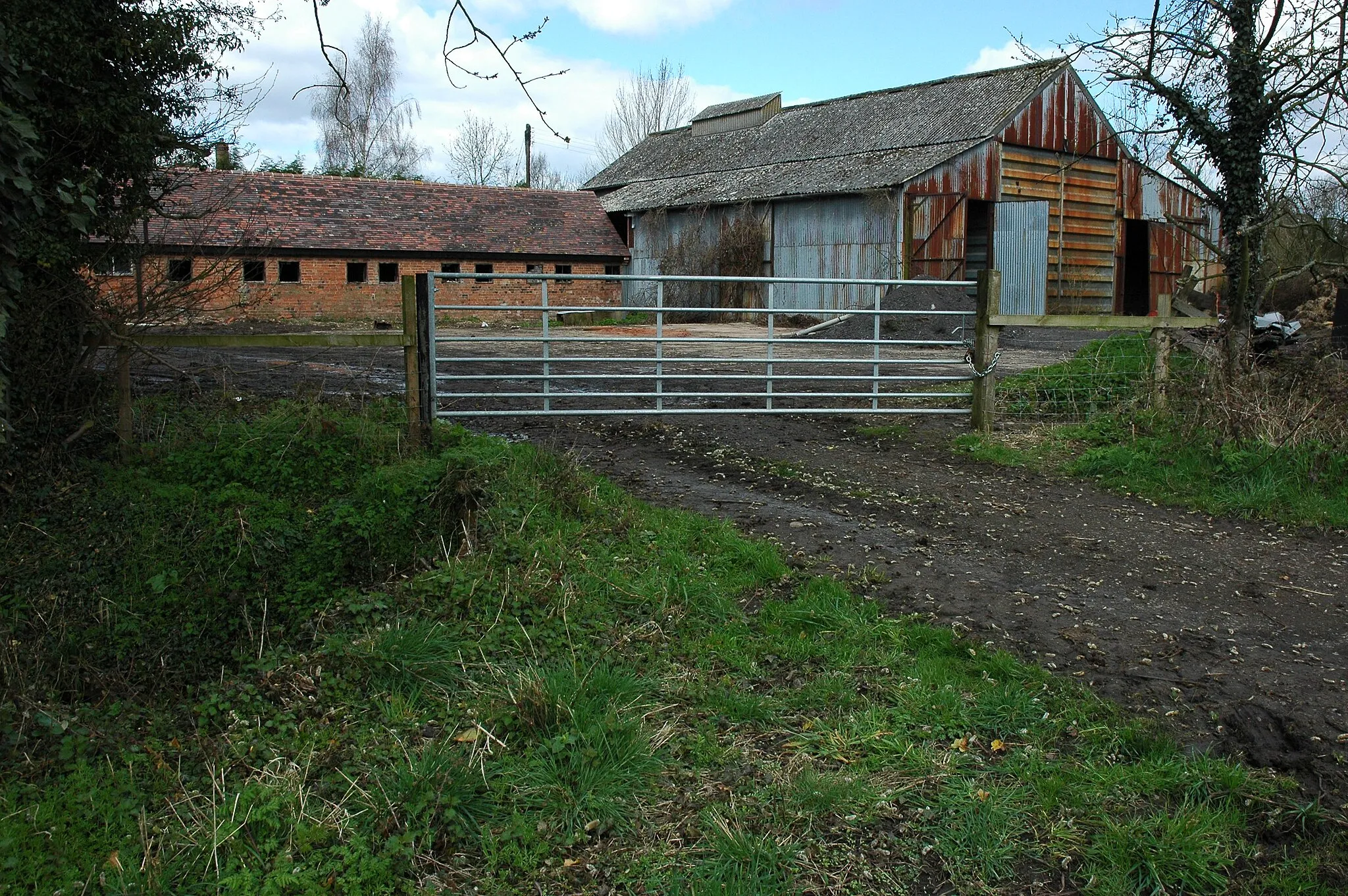Photo showing: Farm buildings near Salford Priors