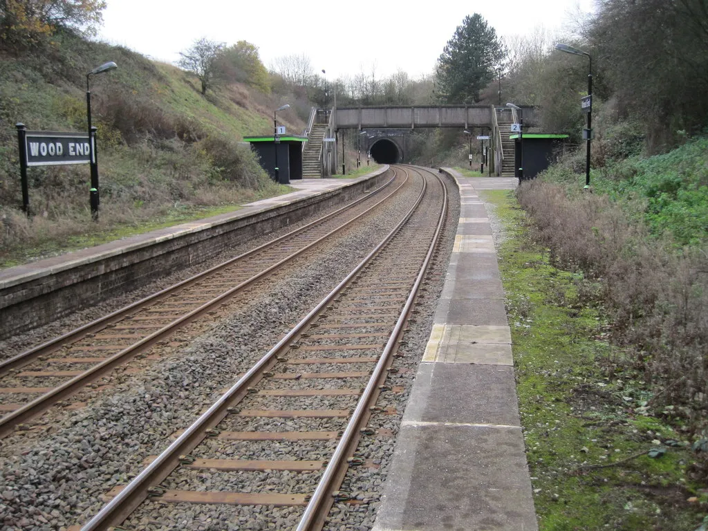 Photo showing: Wood End railway station
Opened in 1908 by the Great Western Railway on the line from Birmingham Snow Hill to Stratford-on-Avon. View south east towards Danzey and Stratford.