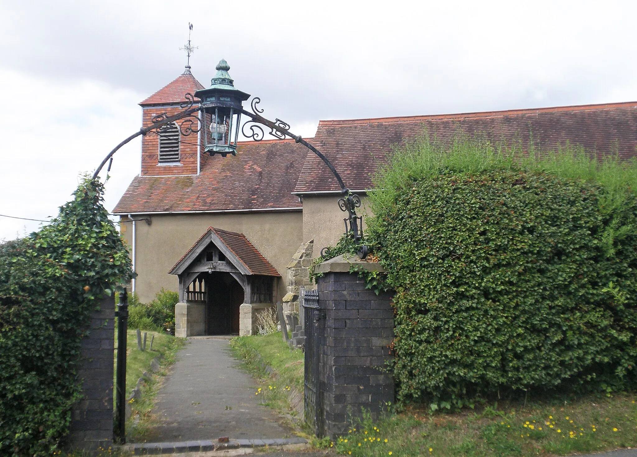 Photo showing: It appears that a large number of the slain from the battle of Bosworth were carried to the village and buried in communal pits, some in the churchyard.