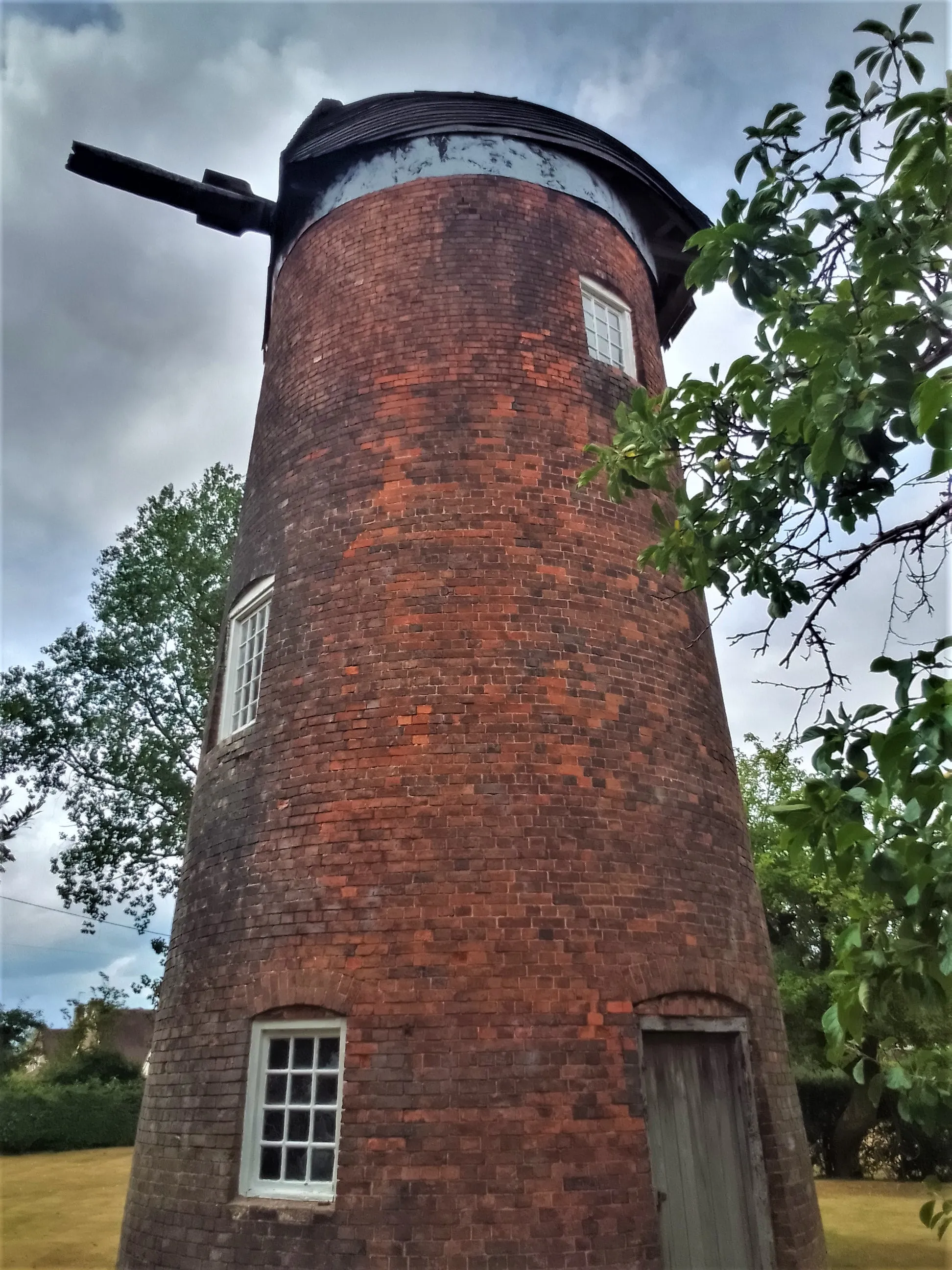 Photo showing: A photograph of Norton Lindsey windmill, Warwickshire, England