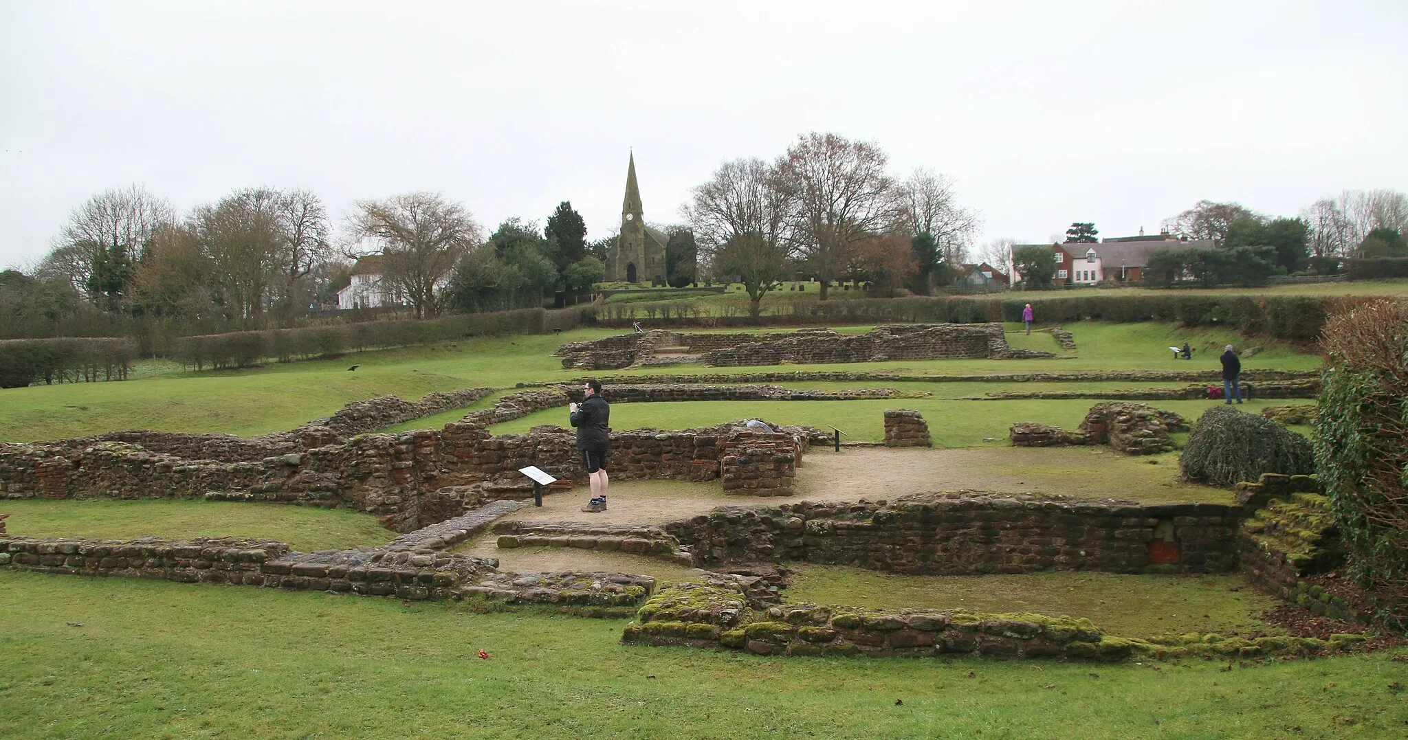 Photo showing: The remains of an impressive Roman Bath House and, across a busy market street, a large "mansio" or hostel cum administrative HQ, situated at right angles to Watling Street a couple of miles south of Lichfield, Staffordshire