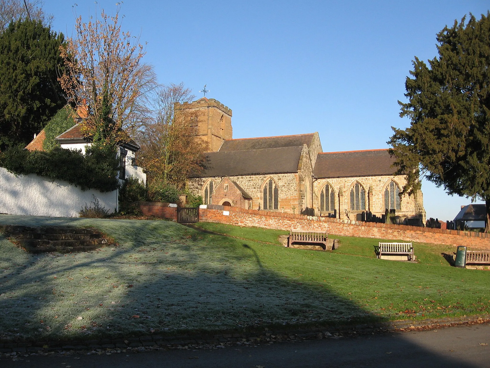 Photo showing: St Peter's parish church, Mancetter, Warwickshire, seen from the southeast