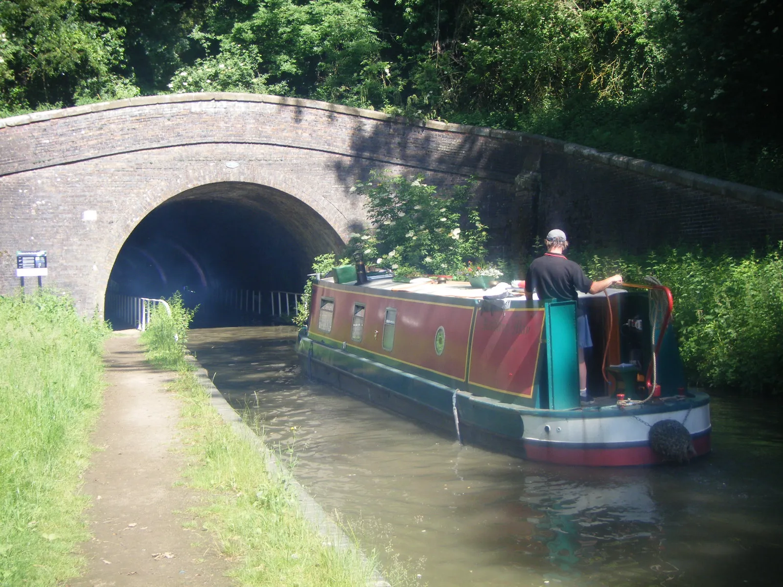 Photo showing: Narrowboat entering the canal tunnel at Newbold upon Avon