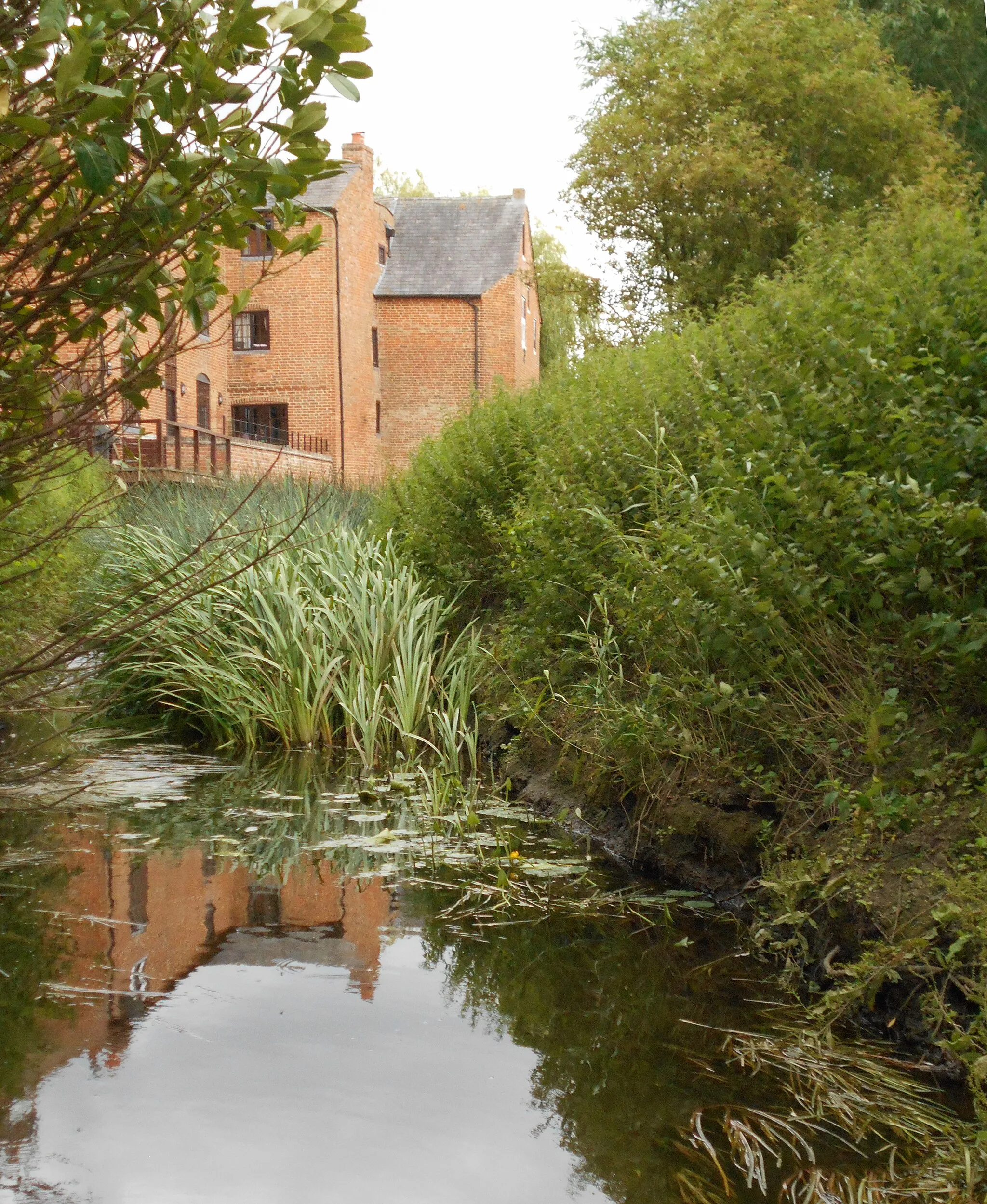 Photo showing: The old water mill at Little Lawford, Warwickshire, now a private house seen from the mill race channel off the River Avon.