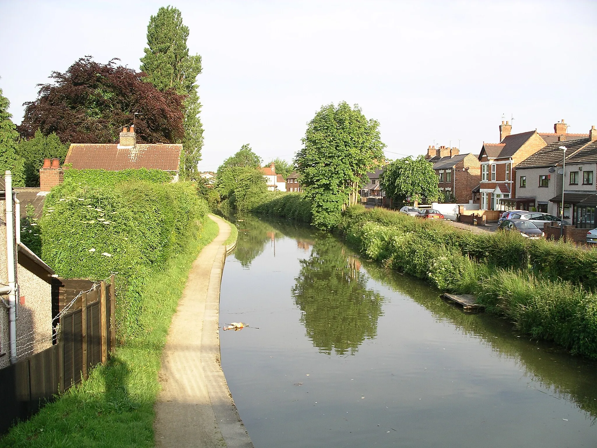 Photo showing: Photo of the Coventry Canal from a bridge from the Longford Road, in Longford, Coventry, England.  The bridge is in North Longford near Sydnall Road.