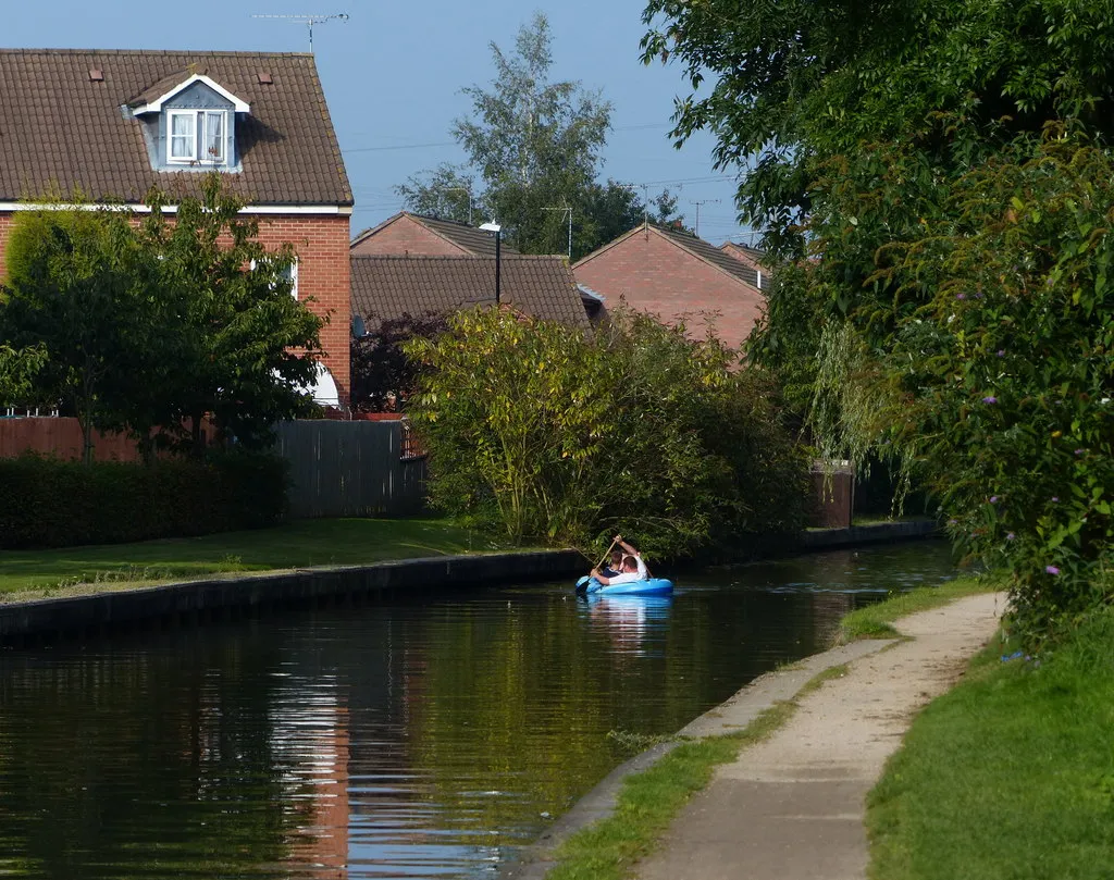 Photo showing: Towpath and houses along the Coventry Canal