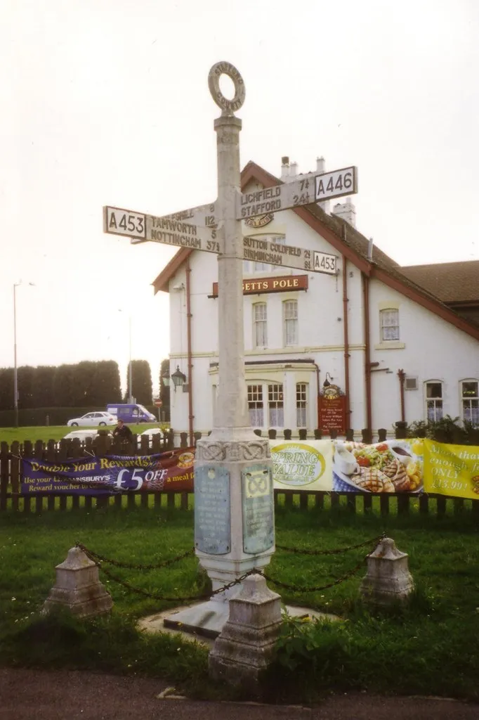 Photo showing: Bassetts Pole Pub and signpost