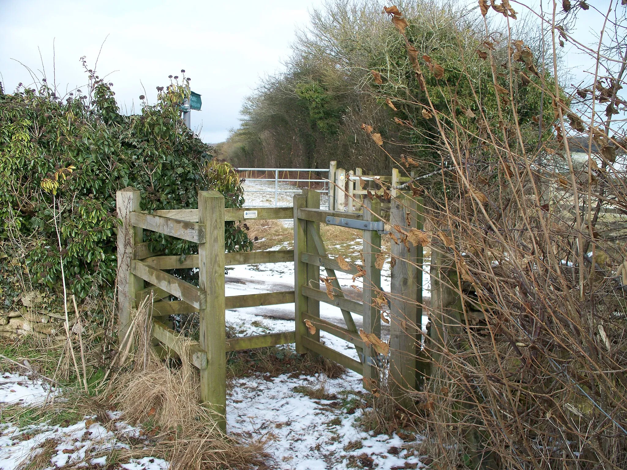 Photo showing: Across the minor road The footpath crosses the minor road from Barton to Critchford Lane.
