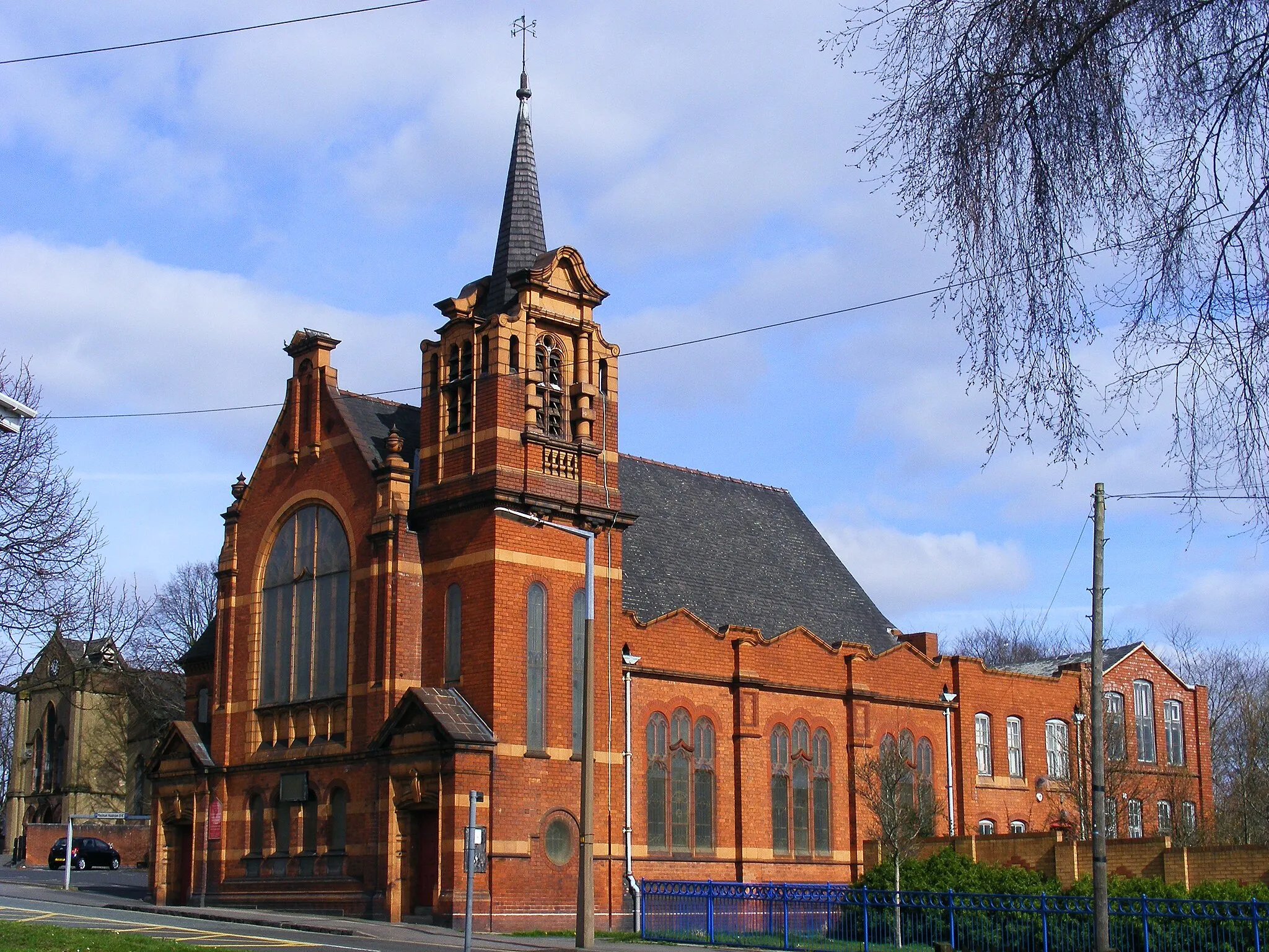 Photo showing: Cradley Heath Baptist Church showing the 1904 building from Corngreaves Road.  The earlier Chapel is at the rear (right).  St. Luke's Church, Anglican, may be see to the left.