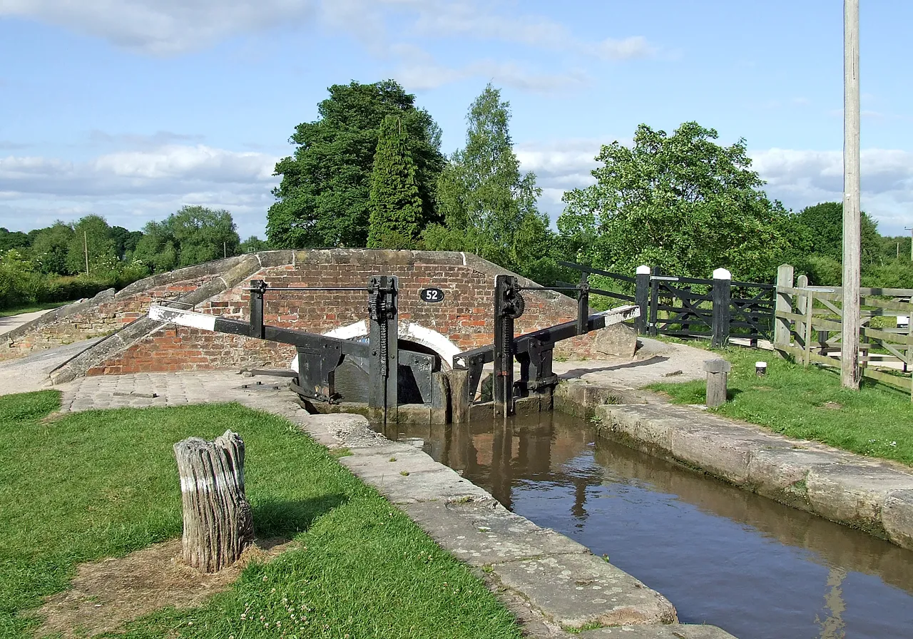 Photo showing: Photograph of Bridge No. 52 and Shed House Lock, Trent and Mersey Canal, Fradley, Staffordshire, England