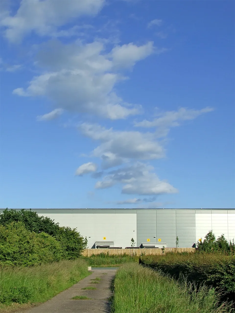 Photo showing: Blue skies over Tesco's at Fradley, Staffordshire