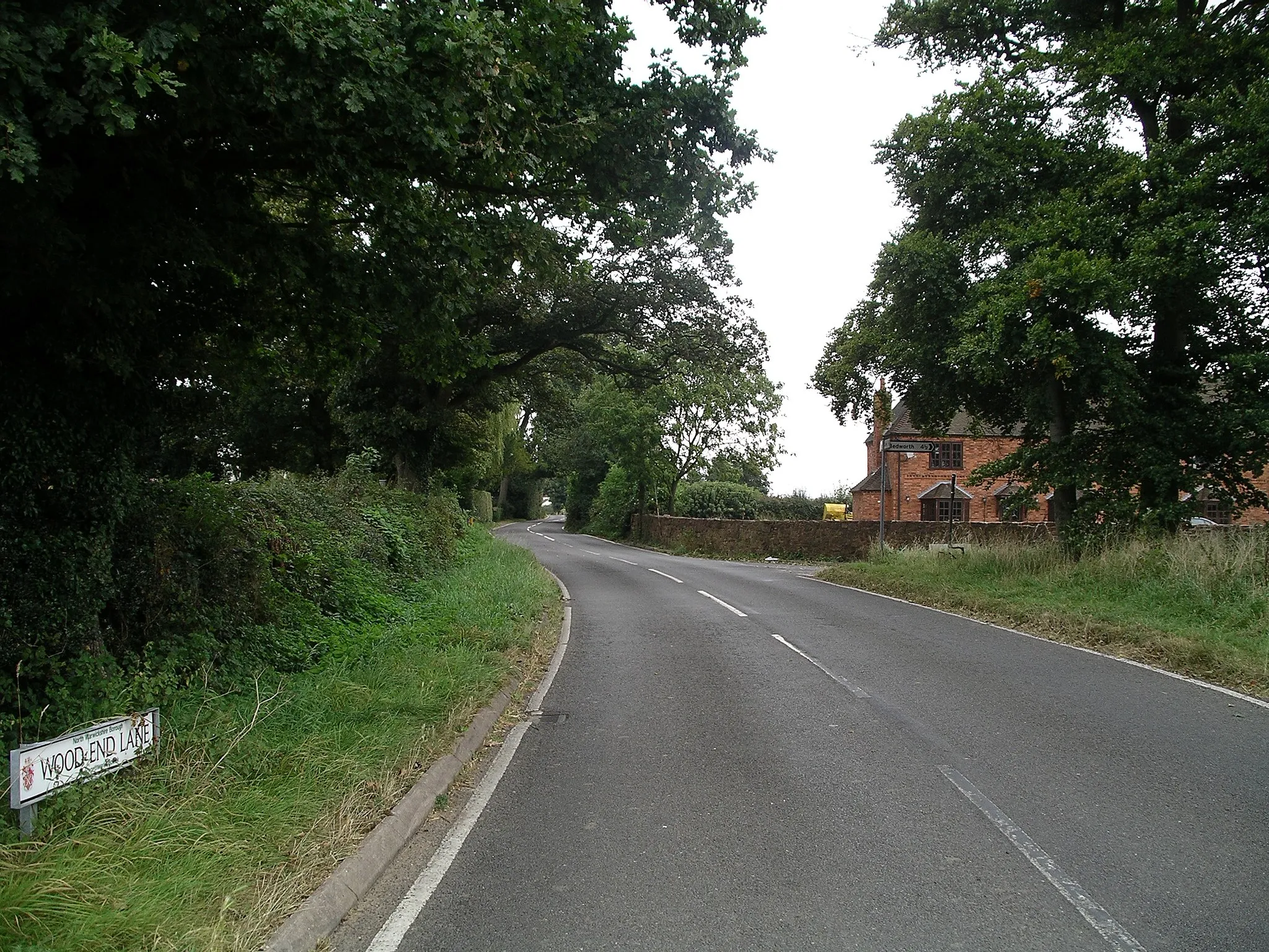 Photo showing: Photo of Wood End Lane, in the village of Wood End, Warwickshire, England. The village is north of Coventry.