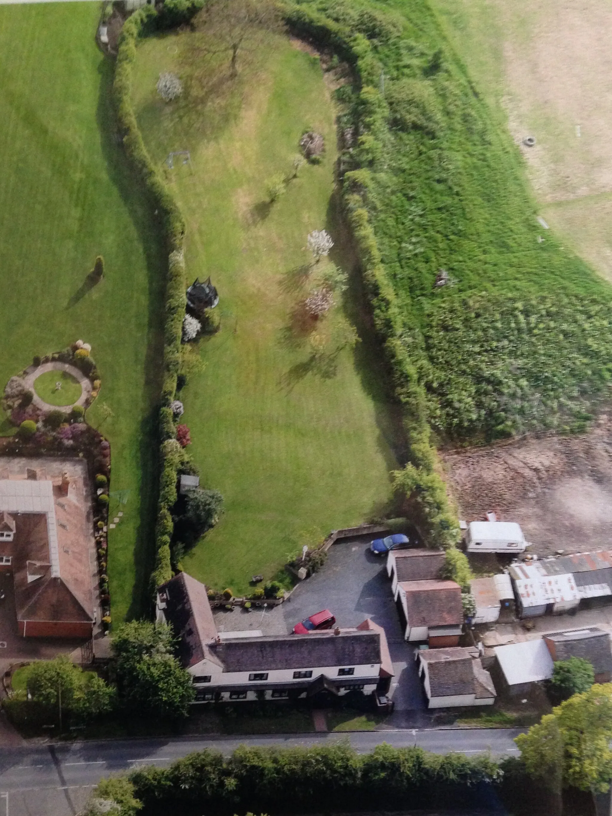 Photo showing: Windmill Cottage Satellite (hedgerow visible)