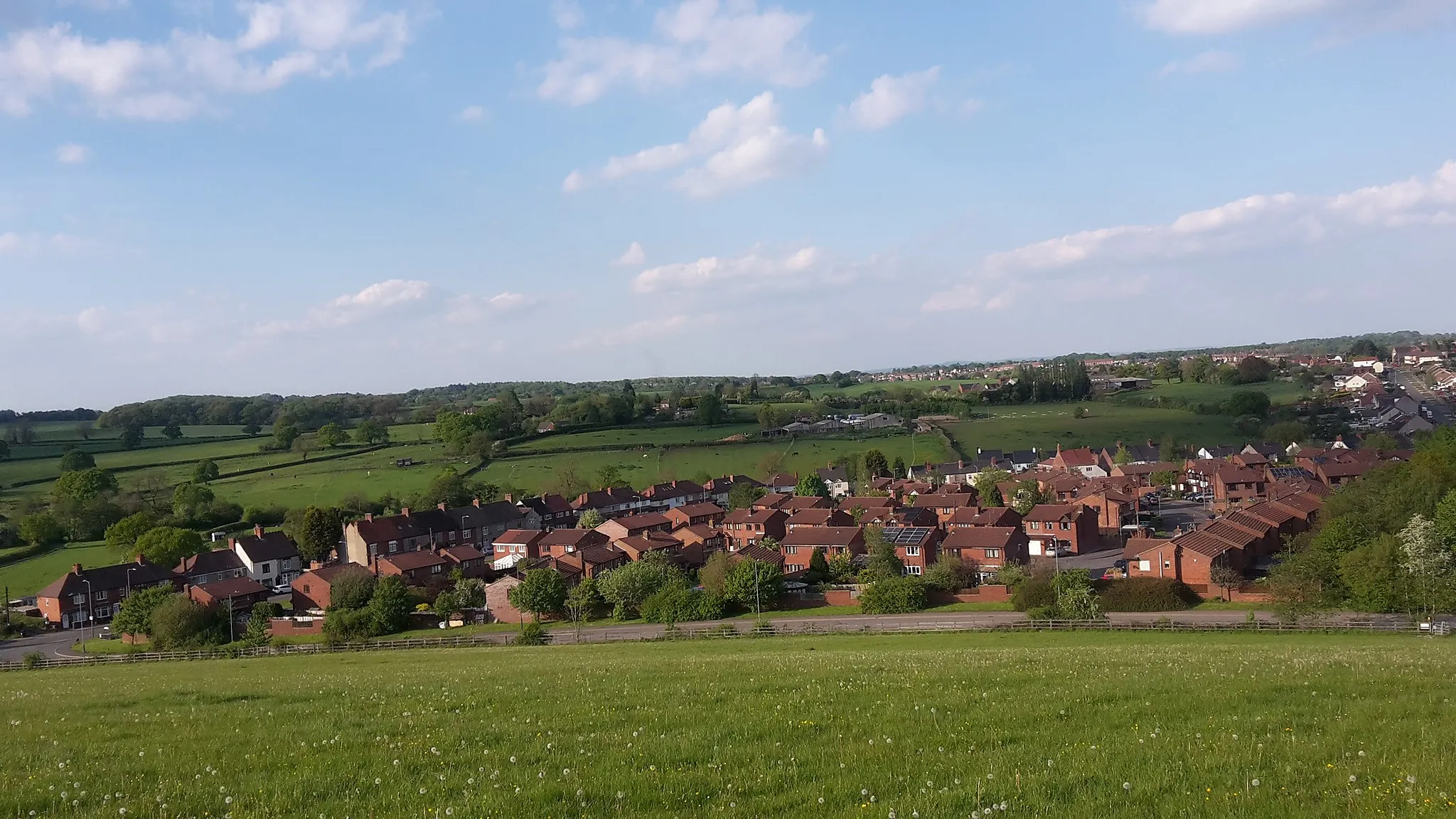 Photo showing: Part of the village of Galley Common, near Nuneaton, Warwickshire, from a nearby hill