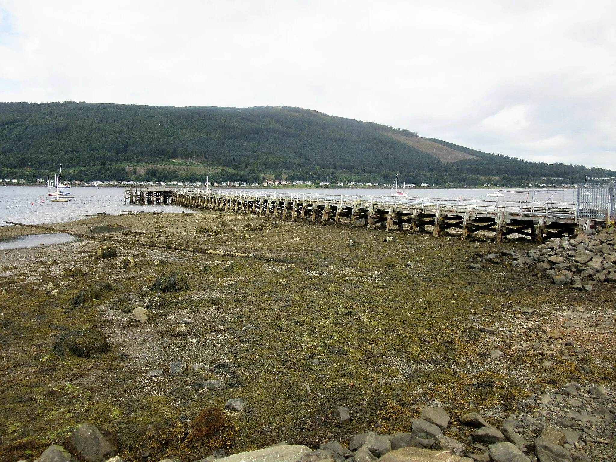 Photo showing: Ardnadam pier, Sandbank