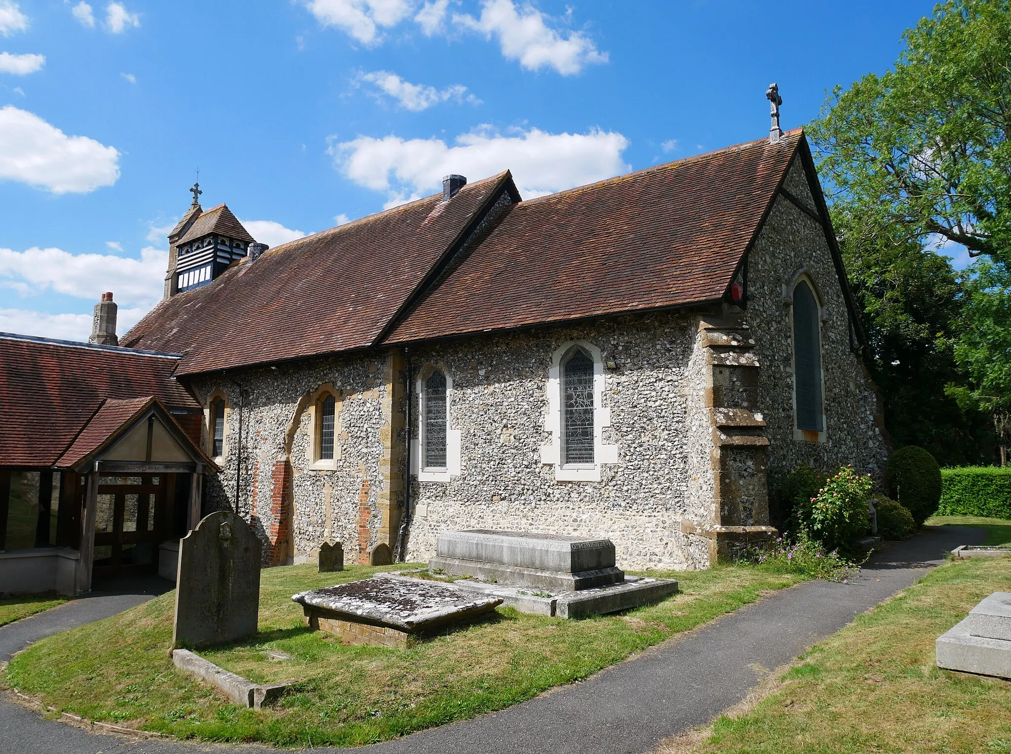 Photo showing: A view of Keston Parish Church in the London Borough of Bromley as seen from the southeast.