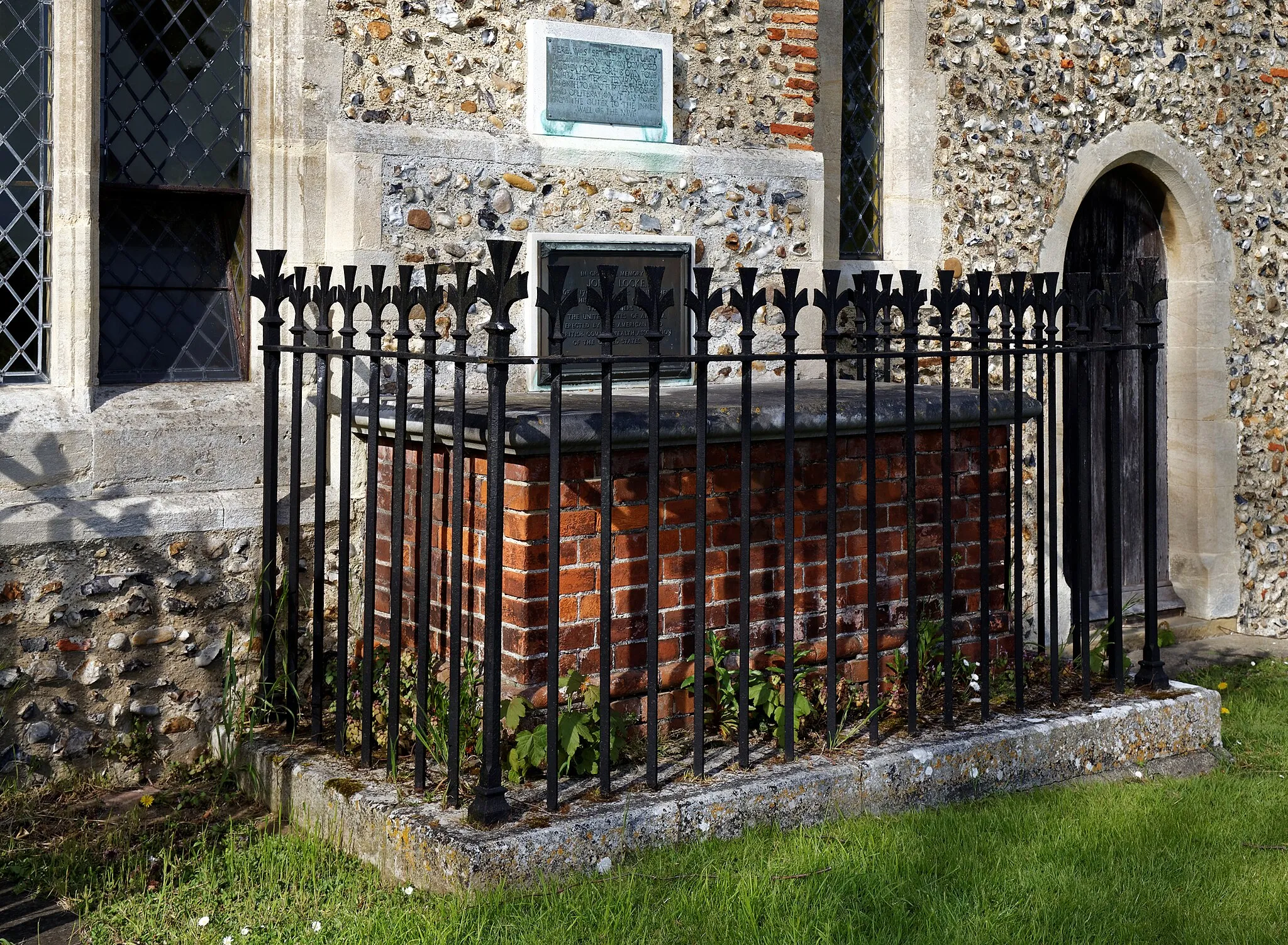 Photo showing: The tomb of the philosopher John Locke beside the nave in the south of the churchyard of All Saints Church at High Laver, Essex, England. Camera: Canon EOS 6D with Canon EF 24-105mm F4L IS USM lens. Software: RAW file lens-corrected, optimized and downsized with DxO OpticsPro 11 Elite, Viewpoint 2, and Adobe Photoshop CS2.