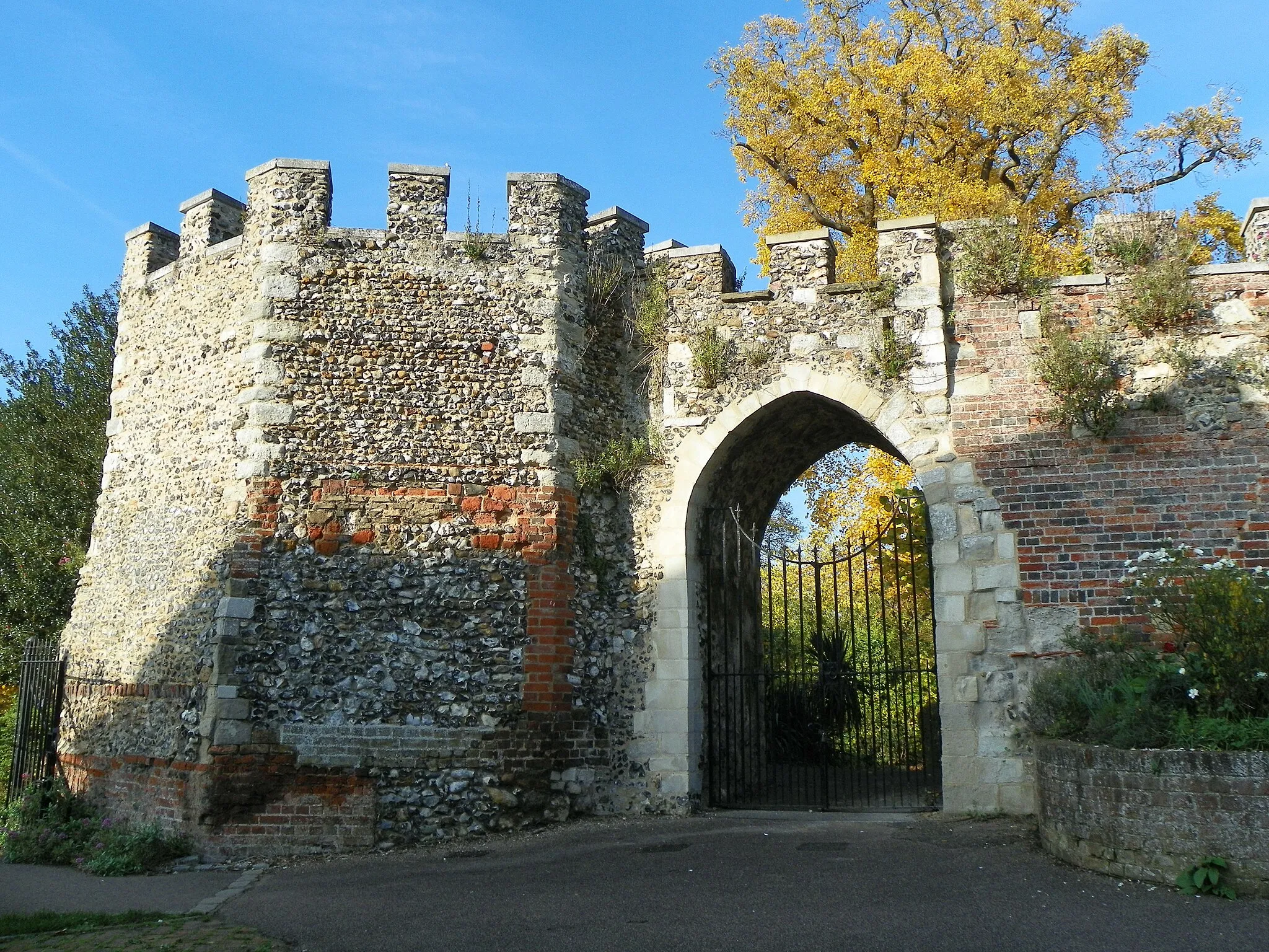 Photo showing: South east range of bailey walls at Hertford Castle, Hertford, Hertfordshire (Grade II*). 31 October 2015.

To see my collections, go here.