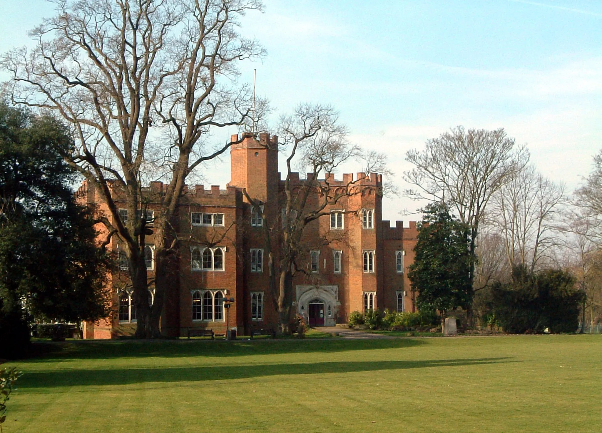 Photo showing: The main castle entrance built by Edward IV in 1463-5, since extended by sections built in the late 1700's and as recently as 1936/7. Now offices of the the Town Council.